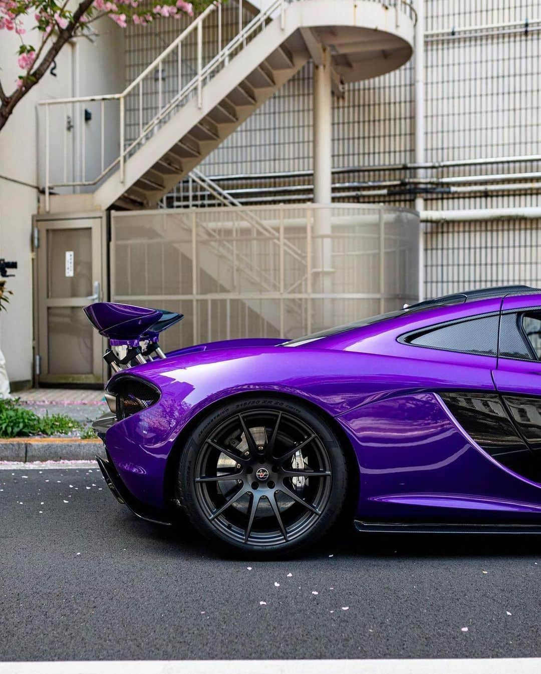 CarsWithoutLimitsさんのインスタグラム写真 - (CarsWithoutLimitsInstagram)「1 of 1 Cadbury Purple McLaren P1  📸 @kevinvanc   #carswithoutlimits #mclaren #p1 #mclarenp1 #mclarenauto #purplecar」5月8日 8時47分 - carswithoutlimits