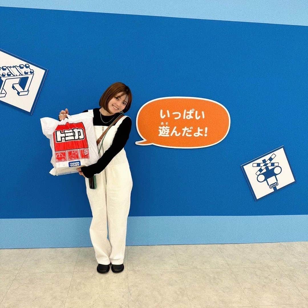 瀬戸サオリのインスタグラム：「GWの出来事…🩶🤍  プラレール博へ🚅  息子は一緒に写真撮ってくれず ソロ写真な1枚目🫨🫨  プラレール博限定と見て パパが色々買ってた Newなプラレール🌀  どんどん電車が 詳しくなるね（私も🫨）🫰🏼  #プラレール博」