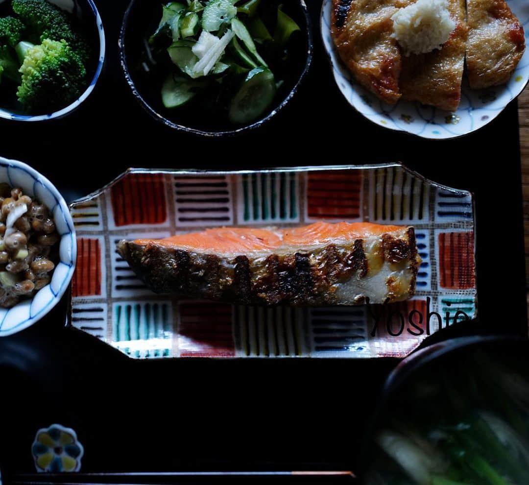 草間淑江さんのインスタグラム写真 - (草間淑江Instagram)「みなさまおはようございます！  ５月８日の朝です。  今朝は、焼き鮭、納豆、海苔、さつま揚げ、きゅうりとわかめの酢の物、ブロッコリー、ほうれん草と茗荷のお味噌汁、雑穀米、太陽のマンゴー。  久しぶりに和定食。  程よく塩が効いた鮭をメインに。  皮もパリッと焼けて美味しかった。  今朝も感謝して  ご馳走さまでした☺️🙏  さて、今週も始まりました。  みなさま素敵を１週間をお過ごしください❤️  #朝食#焼鮭#ごちそうさまでした🙏」5月8日 8時53分 - yoshie_kusama