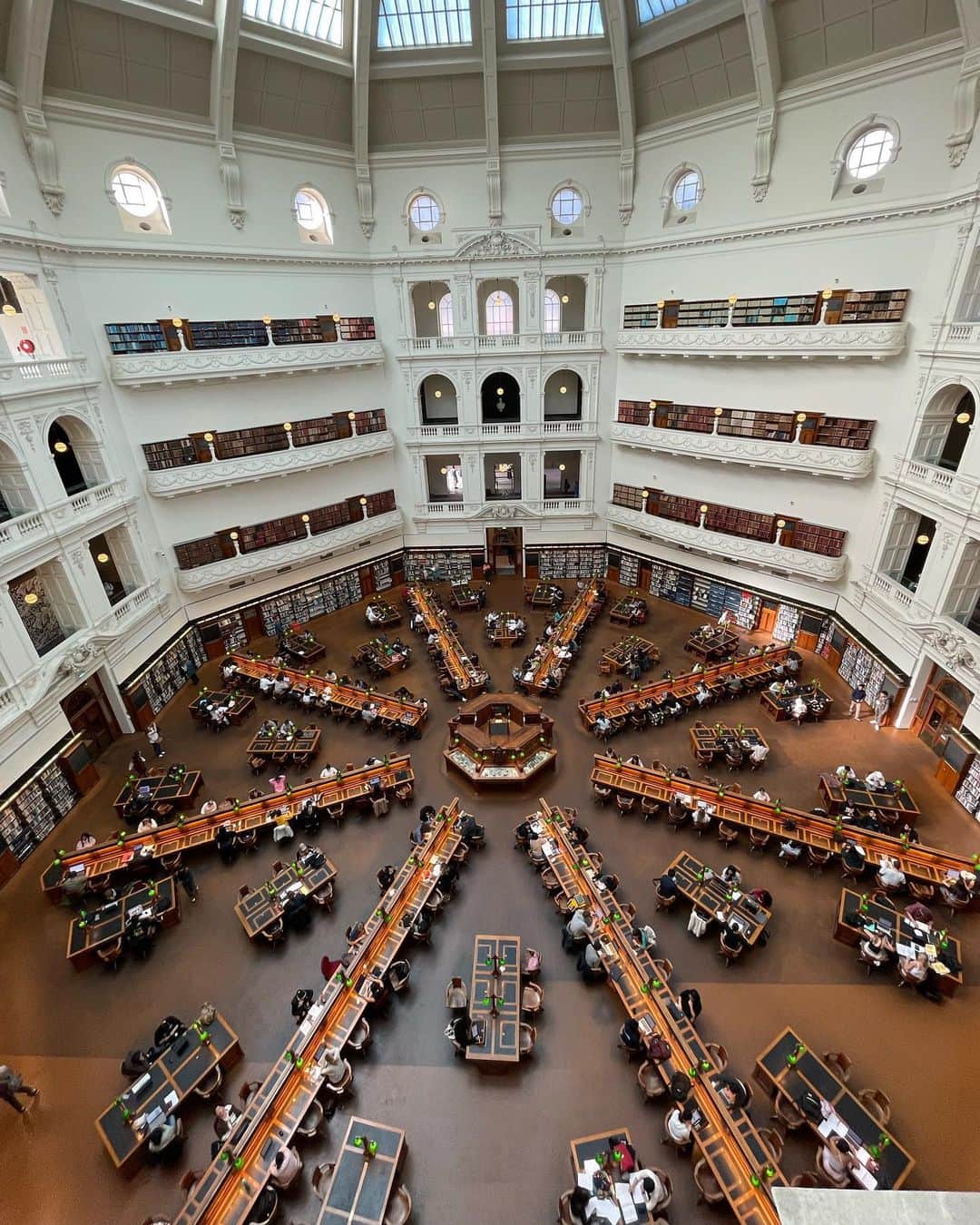 小林恵月さんのインスタグラム写真 - (小林恵月Instagram)「・ 📍Library of Victoria📚 オーストラリアで有名な図書館。 ここで勉強したいなぁと思いつつ まだできていない。 やりたいことリストが増えていくばかり🥸 ・ #victoralibrary  #libraryofvictoria  #melbournelife  #melbournetodo  #メルボルン #オーストラリア留学  #オーストラリア生活  #オーストラリアワーホリ」5月8日 8時54分 - ezuki_kobayashi