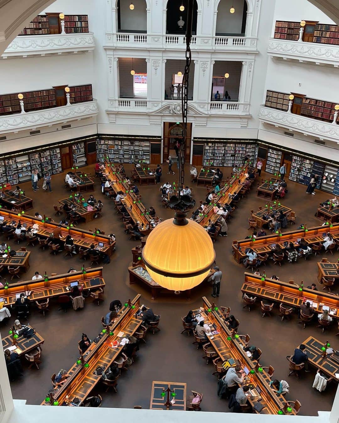 小林恵月さんのインスタグラム写真 - (小林恵月Instagram)「・ 📍Library of Victoria📚 オーストラリアで有名な図書館。 ここで勉強したいなぁと思いつつ まだできていない。 やりたいことリストが増えていくばかり🥸 ・ #victoralibrary  #libraryofvictoria  #melbournelife  #melbournetodo  #メルボルン #オーストラリア留学  #オーストラリア生活  #オーストラリアワーホリ」5月8日 8時54分 - ezuki_kobayashi