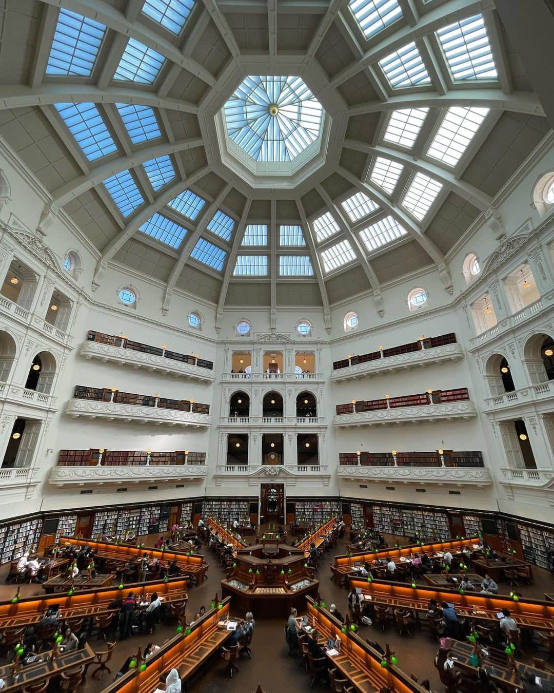 小林恵月のインスタグラム：「・ 📍Library of Victoria📚 オーストラリアで有名な図書館。 ここで勉強したいなぁと思いつつ まだできていない。 やりたいことリストが増えていくばかり🥸 ・ #victoralibrary  #libraryofvictoria  #melbournelife  #melbournetodo  #メルボルン #オーストラリア留学  #オーストラリア生活  #オーストラリアワーホリ」