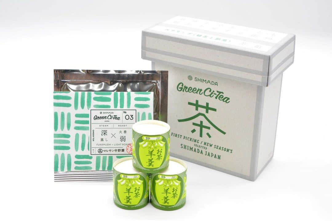 島田市さんのインスタグラム写真 - (島田市Instagram)「「七種の緑茶(ティーバッグ)茶箱」が完成⭐️  👉他の投稿はこちら @shimadacity_shizuoka_official   東京でも熱望されていた島田市緑茶化計画のティーバッグ7種のギフトボックスが登場🎁✨  本物の「茶箱」の意匠をデザインに取り入れ、緑茶を飲んだ後も飾って楽しめるクオリティに仕上がりました😍  地球上でもっとも緑茶を愛する街の個性的なお土産として、市内の観光拠点で販売開始！  ✧• ───── ✾ ───── •✧  ⬜︎ところ ・TOURIST INFORMATION おおいなび ・蓬莱橋897.4茶屋  💚七種の緑茶(ティーバッグ)茶箱／税込1,712円  💚七種それぞれにマッチする大井川流域の和菓子を組み合わせた「ペアリング(緑茶と銘菓)茶箱」も同時発売！  No.1(浅蒸し×火香弱)&蓬莱橋サブレ／税込611円 No.2(浅蒸し×火香強)&栗まんじゅう／税込616円  No.3(深蒸し×火香弱)&静岡お茶羊羹／税込837円 No.4(深蒸し×火香強)&SLクッキー／税込796円 No5(芽茶)&川根の柚子羊羹／税込870円  No.6(茎茶)&黒糖豆太鼓／税込596円 No.7(粉茶)&大井川もなか／税込596円  ✧• ───── ✾ ───── •✧  ※七種のコンセプトティーとは、シティプロモーションの一環として開発した、蒸しと火香の組み合わせによる4種に、出物(でもの)=製造過程の副産物を活用した芽・茎・粉の3 種を加えた、7通りの個性を楽しむことができる商品。缶入りのリーフティーと手軽なティーバッグがあります。  #緑茶化計画  #緑茶観光  #緑茶縁日  #おおいなび #ooinavi #kadodeooigawa #大井川 #観光 #観光スポット #観光案内所 #大井川観光 #島田市 #大井川でやるべき100のこと #島田市緑茶化計画 #地球上でもっとも緑茶を愛する街  #静岡旅行 #緑茶水道」5月8日 9時04分 - shimadacity_shizuoka_official