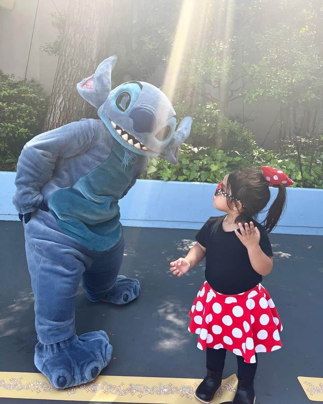 宮下美恵のインスタグラム：「#スティッチ #🐭🏰   初めてスティッチに目の前で会えたね ♡ エンジェルちゃんは、直ぐにりったんのマニュキュア💅に気がついて褒めてくれてた♡  こんな小さな爪で、クリアラメの目立ちにくいマニキュアなのに、 直ぐに気がつけるなんて、 ママはエンジェルちゃんの子供へのお気遣いにビックリです💖😍😍💖  りったんは乗り物より、パレードやキャラクターに会える方が喜ぶのよね💖 乗り物で好きなのは、バズとプーさんみたい💖  また晴れて良いお天気の日に誰に会えるかなぁーって行こうね💖」