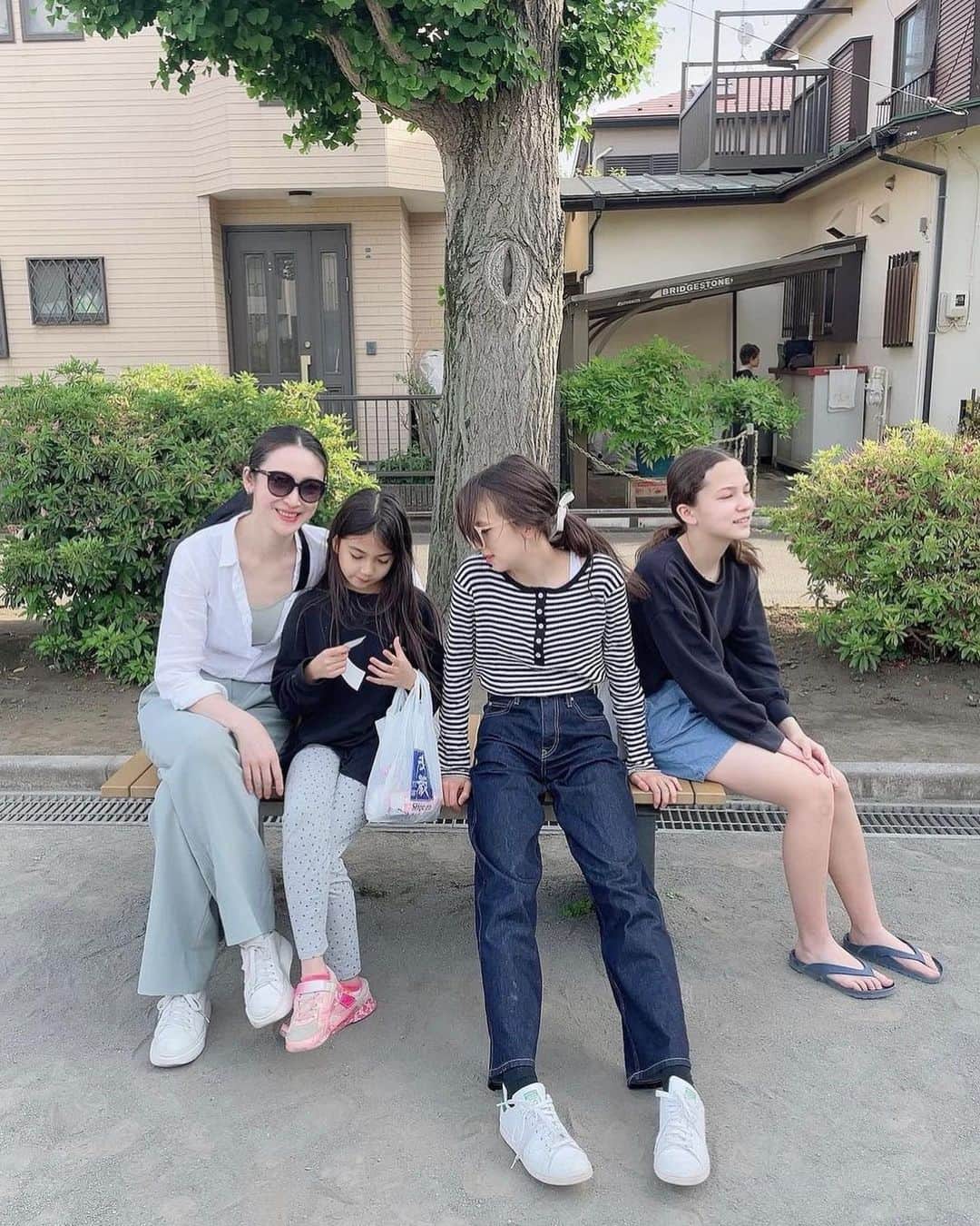 Yun（ゆん）のインスタグラム：「久々のゴールデンウィークの感じをする過ごし方できたなぁ〜🥳BBQしたり、近所の呑み会行ったり、サッカーを応援しに行ったり、大好きな家族の温もりをいっぱい感じてきたよ🥰デビューから仲良くしてくれてる姉さんと人生を共に歩んでる感じだけど、いつの間にかおちび達の友達になったみたい🤭最後の写真は6年前、名古屋の現場を見にくれた時には産まれてない末っ子ちゃんも肩揉みできるぐらいになった👏もうみんなが可愛すぎて、本当に憧れるの大家族😍うん、大雨でも子供と約束したからドタキャンせずに会いに行ったほど、この世の中可愛いには勝ってません〜❤️明日は早くきてねって言われたけど、残念だけど君たち学校wwwよし、今日からまた頑張りましょう〜🤗 ・ #travel #model #大人女子 #美容 #beauty #健康 #thanks #感謝 #笑顔 #東京 #ootd #穿搭 #模特 #子供 #可愛い #子育て #大家族 #family #girls #instafashion #instadaily」