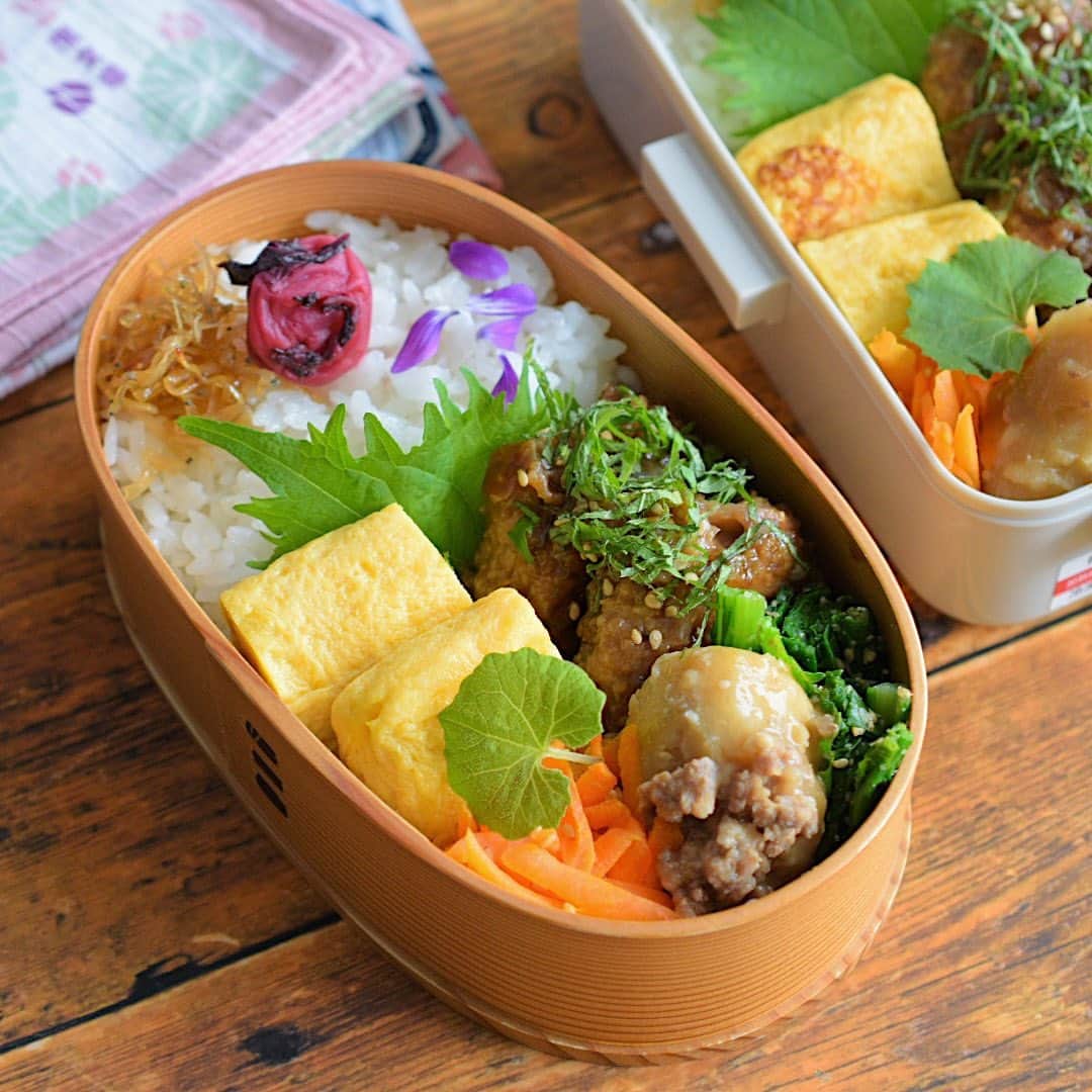 yukiyoのインスタグラム：「2023.5.8* ・ 今日のお弁当 ・ ごはんに、梅干し、しらすの佃煮 甘い出汁巻 豚ひき肉と大葉のつくね つぼみ菜ごま和え 里芋そぼろ煮 人参炒め おにぎりの具はしらすの佃煮 お味噌汁はインスタント、あさげ ・ 今年も無事１つレベルアップしましたが プレゼントは某テレビショッピングの ダイエット&トレーニングの弾む椅子でした。 ・ わかりましたよ 今年こそお腹をスッキリさせますよ、と誓った誕生日。 さ、GWも終わったし頑張ろー ・ #私より使ってる人毎回汗だく #がんばれ笑 ・ ・ #お弁当 #obento #bento #japanesefood #暮らし #わっぱ #曲げわっぱ #わっぱ弁当 #igersjp #クロワッサンお弁当部 #クロワッサン普段弁当」