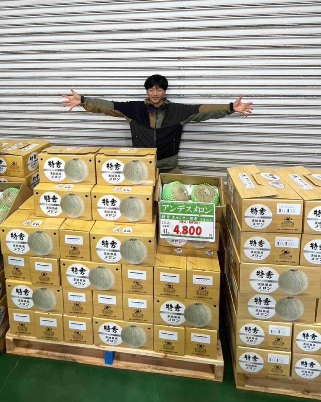 依田司さんのインスタグラム写真 - (依田司Instagram)「5月8日（月） 茨城県鉾田市の直売所「サングリーン旭」から。ついにスイカとメロンの季節到来。 茨城県はメロンの生産量日本一。中でも鉾田市は、海から伝う潮風のおかげで年間を通して涼しく、冬でも気温が下がりすぎないので、暑さ寒さに弱いメロンとの相性が良いそう。 メロンのシーズンだけで１５万人の人々が訪れるほど。その人気の秘密は、糖度にあります。光センサー選果システムにより甘さ、熟度を測定。基準値に合格したものだけがココに並ぶというわけです。 その中でも、全体のたった１％しか合格出来ないのが糖度１８度以上のプレミアム。口に入れた瞬間に違いがわかるはずです。お給料日や特別な日に是非。  #サングリーン旭 #JackWolfskin #ジャックウルフスキン #依田さん #依田司 #お天気検定 #テレビ朝日 #グッドモーニング #気象予報士 #お天気キャスター #森林インストラクター #グリーンセイバーアドバンス #プロジェクトワイルド #IPCC伝導者 #japan #japantrip #japantravel #unknownjapan #japanAdventure #japanlife #lifeinjapan #instagramjapan #instajapan #療癒 #ilovejapan #weather #weathercaster #weatherforecast」5月8日 9時23分 - tsukasa_yoda