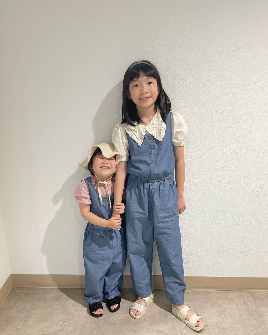 のインスタグラム：「． ★#姉妹コーデ 👭★  昨日は #姉妹リンクコーデ 💙  最近購入した#uniqlo の #サロペット ！  ✔︎#シャンブレーサロペット  @uniqlo_kids_baby  @uniqlo_jp  @uniqlo_with   長女は10歳、身長137センチで 140サイズ。  次女は四歳、身長95センチくらいで 110サイズ。  二人でおそろいの洋服着せると やっぱり可愛いなー😍  ようやく#ゴールデンウィーク も 終わって嬉しい😂🙌  #uniqlo2023ss #uniqlokids  #uniqlobaby #uniqlo_kids_baby  #ユニクロキッズ#ユニクロ  #ユニクロ購入品 #ユニクロコーデ  #ユニクロ新作 #ユニクロ部  #uniqloコーデ #uniqlo購入品  #サロペットコーデ #サロペ #サロペットパンツ #姉妹お揃い  #おそろいコーデ #おそろい #お揃いコーデ #お揃いコーディネート  #kids#instakids  #キッズ」