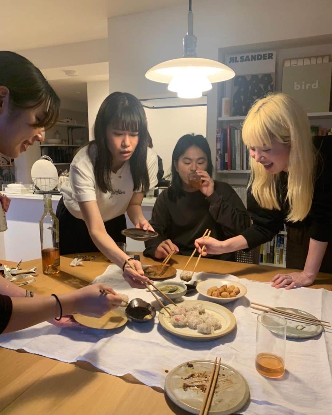 ユウキさんのインスタグラム写真 - (ユウキInstagram)「こないだ知り合ったばかりの人の家に行って美味しい手料理をひたすら食べて飲むという休日…！🦜🦜  いちばん最高なGWでしたありがとう✊😭💞✨  （動物いいな…鳥ってめちゃいいな…）  #インコのいる生活」5月8日 9時17分 - yuukichan2