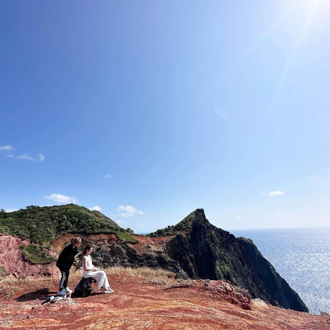 松本莉緒さんのインスタグラム写真 - (松本莉緒Instagram)「NHK新番組解禁❣️『絶景YOGA』🎉🎉🎉 ⁡ ⁡ この度、NHK新番組 「 絶景YOGA 」の第一回目の旅人ヨギーとして出演させて頂く事となりました✨🥹🙏🎉❣️ ⁡ ⁡ 旅の舞台は、世界自然遺産に登録された大パノラマの大自然【 小笠原諸島 ・父島 】✨✨✨ ⁡ ⁡ そのままの自然な姿を守り続けている父島から感じたインスピレーションを大切にしながら海陸山と様々な絶景をバックに𝟲レッスン行わせて頂きました✨🧘🏻‍♀️✨ ⁡ ⁡ 見る方がリラックスできるよう、 スタッフさんとも"言葉少なく"を大切にしました🌿  ⁡ ⁡ 眺めているだけでも癒される父島の絶景🏔 深夜となりますが、今のところ放送日は1日だけとなります。 ⁡ ⁡ 皆さまからの多くの感想が第二回「絶景YOGA」へ繋がります🥹🙏✨‼︎  ⁡ ⁡ プロデューサーさんと打ち合わせ段階からお話ししていたのは、日本の疲れを取り明日の"生きる力"に貢献できたらという想いを共通認識として共に制作をスタート致しました🙏 ⁡ ⁡ わたしのヨガレッスンをTVを通しお伝えするのも初めてとなります。どうかお力添え頂けたら嬉しいです🧘🏻‍♀️🙏✨❣️ ⁡ ⁡ ⁎⁎⁎⁎⁎⁎⁎⁎⁎⁎⁎⁎⁎⁎⁎⁎⁎⁎⁎⁎⁎⁎⁎⁎⁎⁎⁎⁎⁎⁎⁎⁎⁎⁎⁎⁎⁎⁎⁎⁎⁎⁎⁎⁎⁎⁎⁎⁎ ⁡ ⁡ ● 放送日 𝟱月𝟭𝟯日（土）𝟮𝟰:𝟯𝟬-𝟮𝟱:𝟯𝟬 （＝𝟭𝟰（日）早朝𝟬:𝟯𝟬~𝟭:𝟯𝟬） ⁡ ●視聴方法 ＢＳ𝟰Ｋ (𝟰Kテレビを持っている方のみ視聴可） ⁡ ⁡ ⁎⁎⁎⁎⁎⁎⁎⁎⁎⁎⁎⁎⁎⁎⁎⁎⁎⁎⁎⁎⁎⁎⁎⁎⁎⁎⁎⁎⁎⁎⁎⁎⁎⁎⁎⁎⁎⁎⁎⁎⁎⁎⁎⁎⁎⁎⁎⁎ ⁡   今回、より素敵な番組になるよう、 私にヨガを教えて下さった吉田香代子先生 @kayokoyoshida_ にヨガの監修として入って頂きました✨撮影前の打合せから編集中の監修まで一緒に考えながら制作頂きました。 ⁡ ⁡ 大自然とゆったりした空気感に包まれてのヨガ。 そうしたことをしたくてもできない人が多いと思いますが、TVからトリップし深呼吸できるような気持ちになって頂けるかと思います🌿✨ ⁡ ⁡ 今日から放送日まで番組の魅力をお伝えさせて頂きますので、一緒にカウントダウンの心で楽しんで頂けたら嬉しいです❣️よろしくお願いします🥹 ⁡ ヘアメイク : @hitomi326_ 💓 ヨガウェア : @yinyang_yogawear 💓 マット : マンドゥカ スタイリング : 松本莉緒 ⁡ ⁡ #NHK #絶景YOGA  #respect #父島 #小笠原諸島 #allstaff  #ボニネンシストラベル #ボニーナ #patinn ファミリー #高野ファミリー #はじめちゃん #makanaiogasawara  #peacebergstyle #omyoga #吉田香代子 先生  #松本莉緒 #感謝  ⁡」5月8日 9時31分 - matsumoto_rio1022