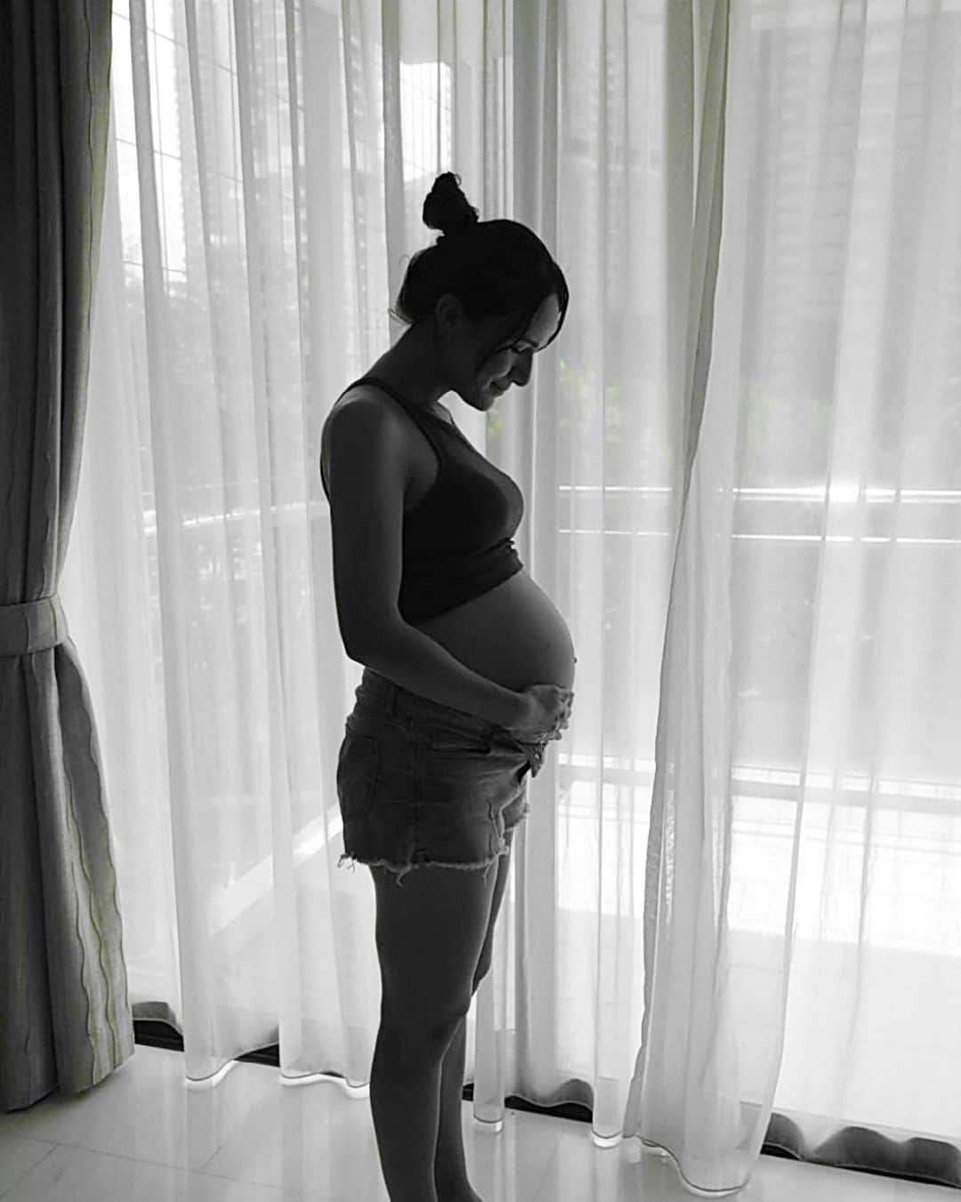 瀬間友里加さんのインスタグラム写真 - (瀬間友里加Instagram)「🤰❤️👦🏻 マタニティフォトまったく撮ってなかったのでおうちで記念に1枚📷 臨月に入ってからも本当にあっという間でいよいよカウントダウン✨ ベビースペースの準備もだいたい完了👶楽しみに待ってるよぉ💓 #singaporelife #出産準備 #マタニティフォト #マタニティ #シンガポール出産 #臨月」5月8日 9時26分 - yurika.sema