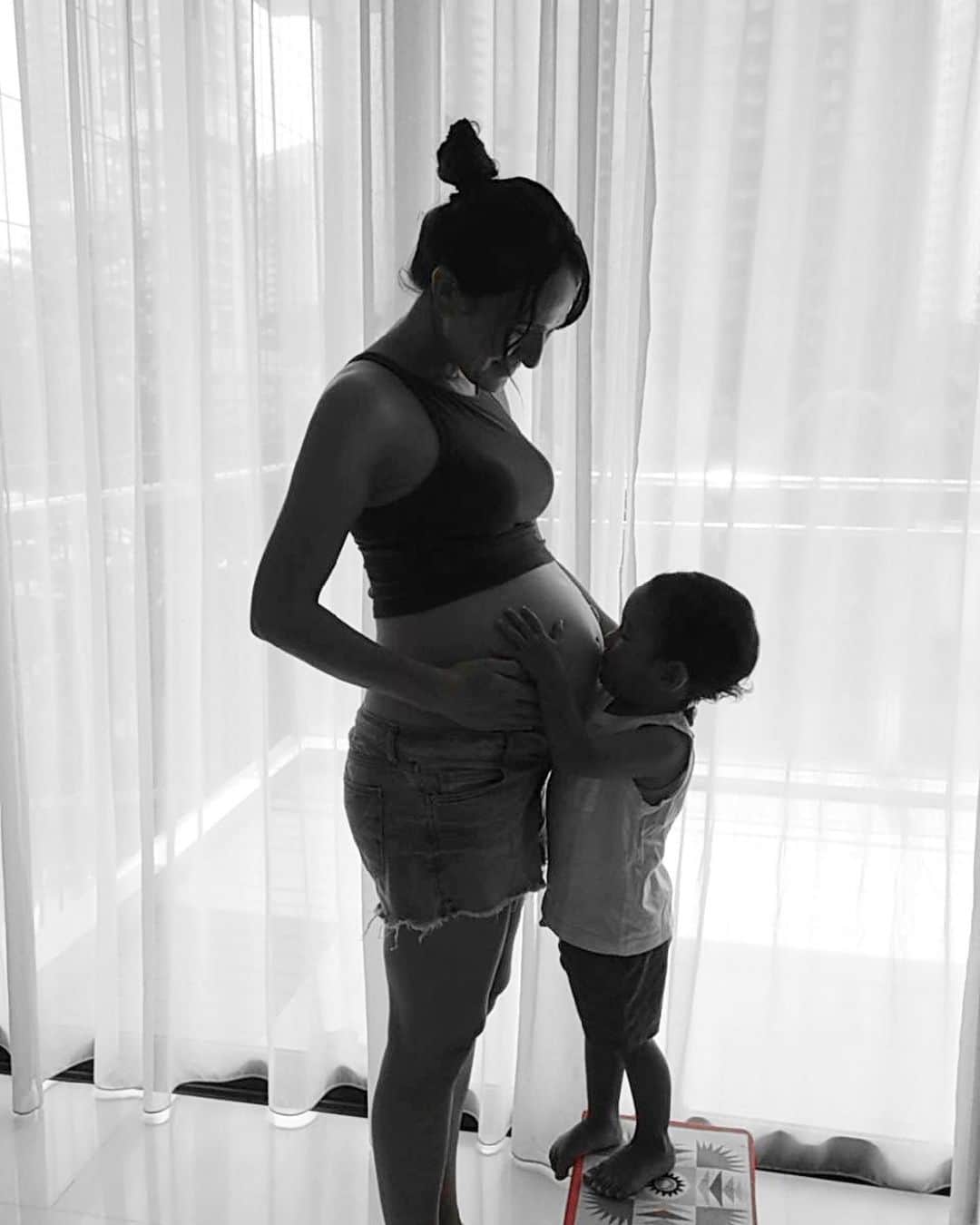 瀬間友里加のインスタグラム：「🤰❤️👦🏻 マタニティフォトまったく撮ってなかったのでおうちで記念に1枚📷 臨月に入ってからも本当にあっという間でいよいよカウントダウン✨ ベビースペースの準備もだいたい完了👶楽しみに待ってるよぉ💓 #singaporelife #出産準備 #マタニティフォト #マタニティ #シンガポール出産 #臨月」
