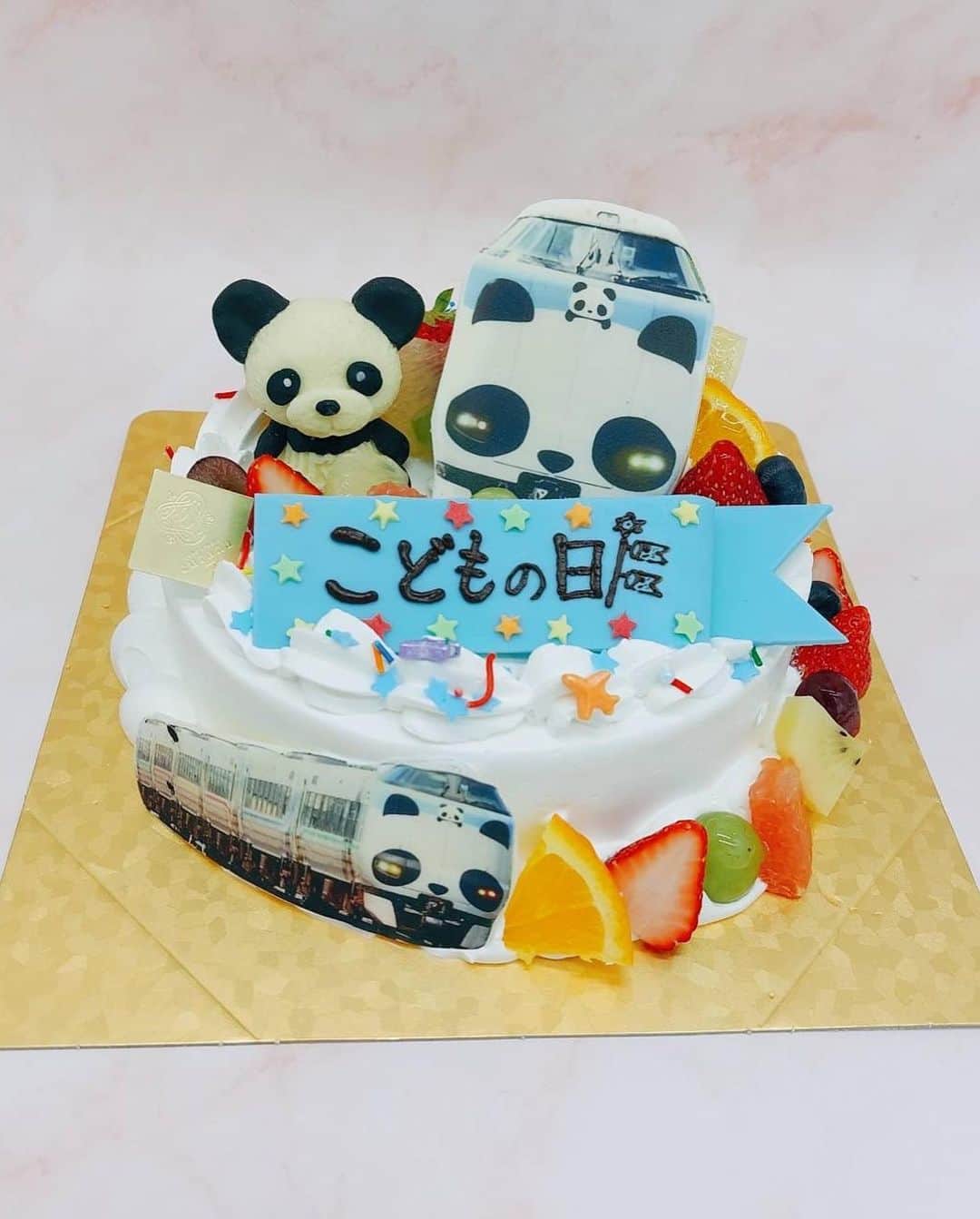 田崎佑一のインスタグラム：「こどもの日のお祝いケーキ。今年は阿波座にある @curana_cake さんにお願いしてオーダーメイドデコレーションケーキを作ってもらいました！息子が激ハマりしている「パンダの電車」ケーキです🍰 実際に走っている「特急くろしお」のパンダバージョン？アドベンチャーワールドバージョン？のケーキです！ クオリティの高さにびっくり‼️息子も大興奮！！！お味も最高でした！！！ クラナさん！凄すぎ😍」
