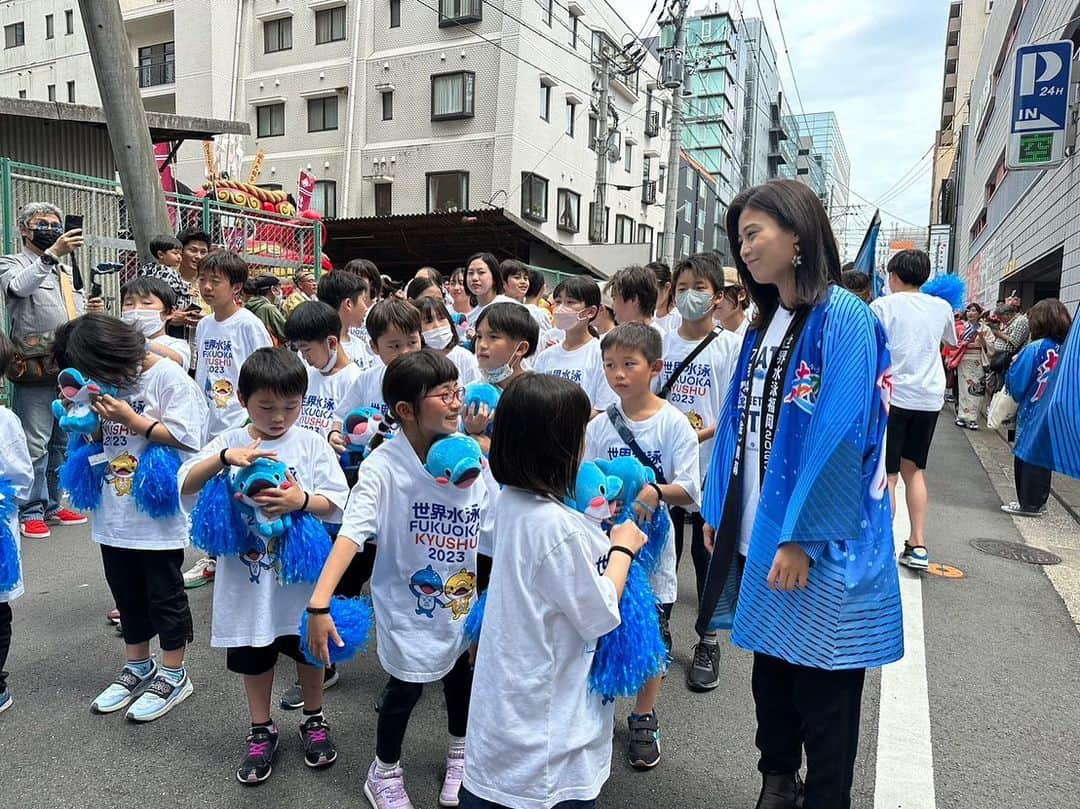 松下由依さんのインスタグラム写真 - (松下由依Instagram)「🏊  博多どんたく港まつり  今年7月に開催される 世界水泳選手権2023福岡大会のPR隊として 有難いことに、どんたくのパレードに参加し 舞台の司会も担当させていただきました。  どんたくのパレードに参加するのは初めてで、 あれほど沢山の人に囲まれて緊張しました😵‍💫 スイミングスクールの子どもたちに心癒され、 参道にいる皆さまの拍手と笑顔にとっても救われました、、！  博多駅前本舞台では萩野公介さんに 世界水泳の魅力について語っていただきました。  『世界水泳は選手にとって、新しい泳ぎ方や種目の挑戦場であり、観客にとっても選手の新たな一面を見られるチャンス』 萩野公介さんの言葉を聞くたびに7月が待ち遠しくなります😫  福岡市役所舞台では松岡修造さん、萩野公介さん、博多大吉さんという非常に豪華な御三方とPRをさせてもらいました！  松岡修造さんがいるからか、天気は快晴、かんかん照り☀️ 博多大吉さんには福岡の愛を語ってもらい 終始楽しいステージでした！！  皆様ぜひ会場で観戦しましょう！！！  #世界水泳選手権2023福岡大会  #萩野公介さん #松岡修造さん #博多大吉さん」5月8日 9時40分 - matsushita_yui_kbc