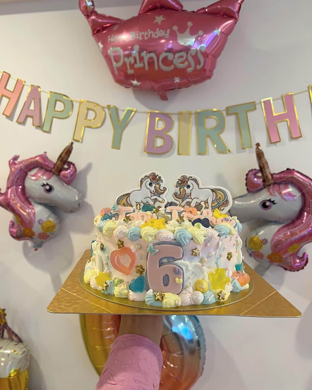 近藤千尋のインスタグラム：「GW最終日は、 娘と娘の親友の合同お誕生日会🎂💕  毎年恒例になっているねぇ🦄 今年はユニコーンにハマってる二人👭 母ちゃんたち朝から風船ふくらまして 今年も頑張りました☺️笑  よく働きよく遊び！ 楽しいGWでした💗  今日からまた通常営業の皆さんも 一緒に頑張りましょう💓  素敵な1週間になりますように〜🎵😚」