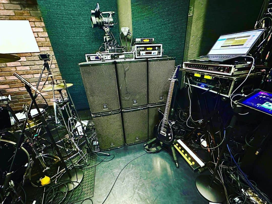 ADAPTER。のインスタグラム：「アンプ使わない系ギタリストな福助。はフットモニター6台。 マーシャルの壁ならぬ「モニタースピーカーの壁」 ※壁って程の高さは…無い。('▽')」