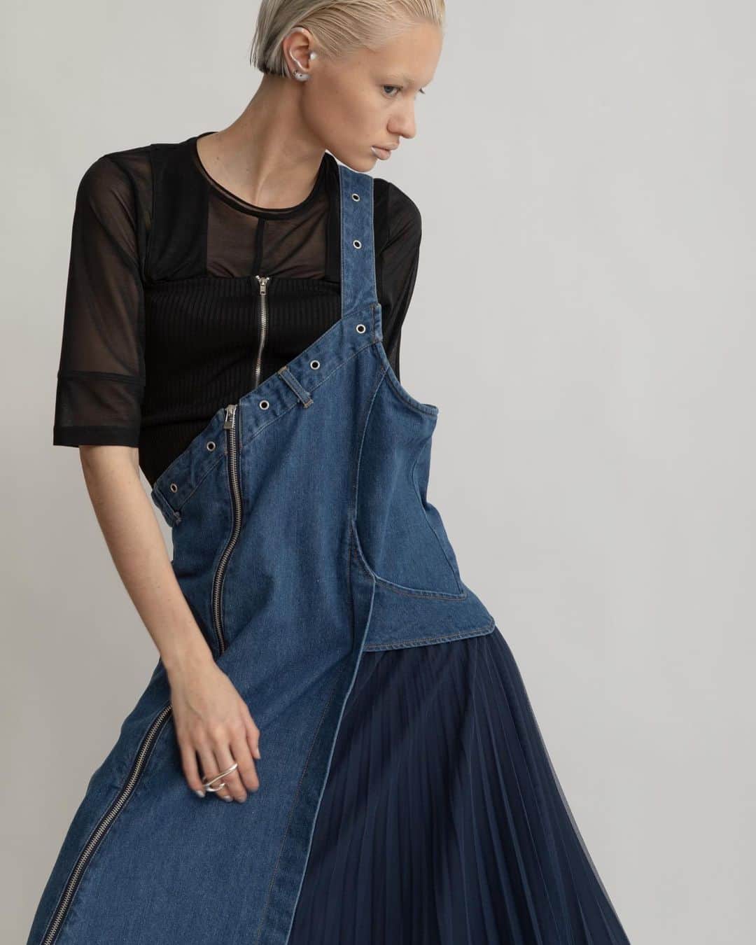 AULA AILAのインスタグラム：「【2023 HIGH SUMMER COLLECTION】  SHEER TOP AND BUSTIER SET COLOR BLACK SIZE 0 ¥17,600  シアートップスとビスチェがセットになったトップス。 どちらを上にしても着られて、もちろん別々に着用することも可能なので、お手持ちのTシャツやワンピースにビスチェを重ねたり、アレンジの幅が広がる一着。 シアートップスは、目が細かい薄手のさらりとしたパワーネットを使用し、透け感と清涼感がある夏らしいアイテム。  DENIM ONE SHOULDER JUMPER SKIRT COLOR BLUE SIZE 0/1 ¥26,400  毎シーズン人気のデニムジャンパースカート。 ワンショルダーデザインで、ベルト部分に連続して施したアイレットがデザインポイント。  締め付け感の少ないAラインシルエットで、夏もストレスフリーで着用でき、インナー次第でシーズンレスで着られるのも嬉しいアイテム。 左脇には、プリーツ加工した生地を重ねて部分的に使用することで動きを出し、アシンメトリーな切り替えラインと共にデザインポイントに。　  ✔️AULA AILA OFFICIAL WEB STOREにて HIGH SUMMER COLLECTIONアイテム展開中！」