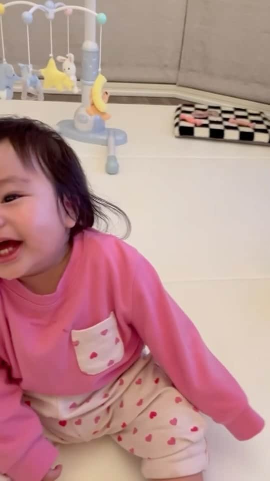 土岐田麗子のインスタグラム：「👼🏻♡  天使の笑い声 元気が出るよ ありがとう♡  #biglaughs #babystagram  #instadiary」