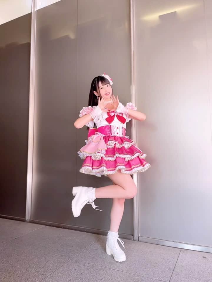 谷麻由里のインスタグラム：「アイドルがYOASOBIのアイドル踊ってみた♡  衣装もかわいい？♡」