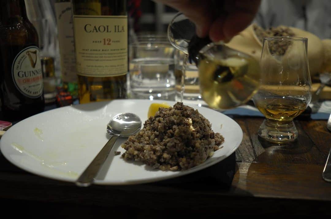 Yuya Hasegawaさんのインスタグラム写真 - (Yuya HasegawaInstagram)「【Address to a Haggis】  Haggis, a local Scottish dish, is a lamb dish consisting of minced boiled sheep offal (liver, heart, kidneys, etc.) combined with onions and other vegetables, herbs and oatmeal and stuffed into the stomach of the sheep. After the reading of a poem dedicated to Haggis, we all ate it together, pouring Islay whisky over it. It was a great party.  ロバートバーンズの"ハギスに捧げる詩"の朗読の後に頂く初ハギスは最高に美味しかったです。主催者の @tatebayashi_munenobu さん素晴らしい会をありがとうございました！  #ハギス #写真がパンチありすぎ #カットしたら現れた❤️」5月8日 9時48分 - yuya.hasegawa.brift.h