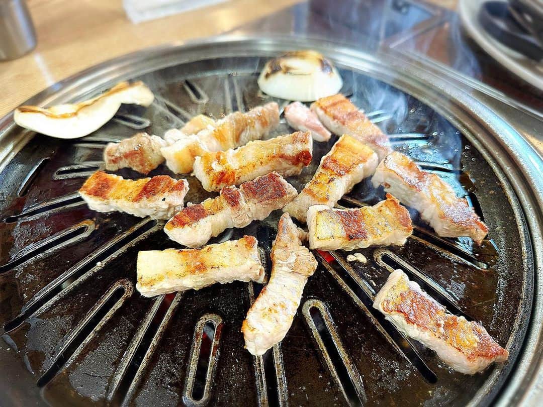 とぎもちさんのインスタグラム写真 - (とぎもちInstagram)「. 【仁川 🇰🇷 인천】  韓国の仁川パラダイスシティの近くにある ファログイ（화로구이）で サムギョプサル&焼き肉🤤🍖  お肉も美味しかったけど ここのキムチチゲがすごい量で 辛さもパンチがあってやばかったww  お餅や豚肉、キムチとにかく全部たっぷり🤣💓  #ファログイ #インチョン #仁川 #韓国 #仁川グルメ #インチョングルメ #韓国グルメ #화로구이 #인천 #인천맛집 #김치찌개맛집 #맛집 #とぎもちファログイ #とぎもちサムギョプサル #とぎもち仁川 #とぎもちキムチチゲ」5月8日 9時42分 - togistagram