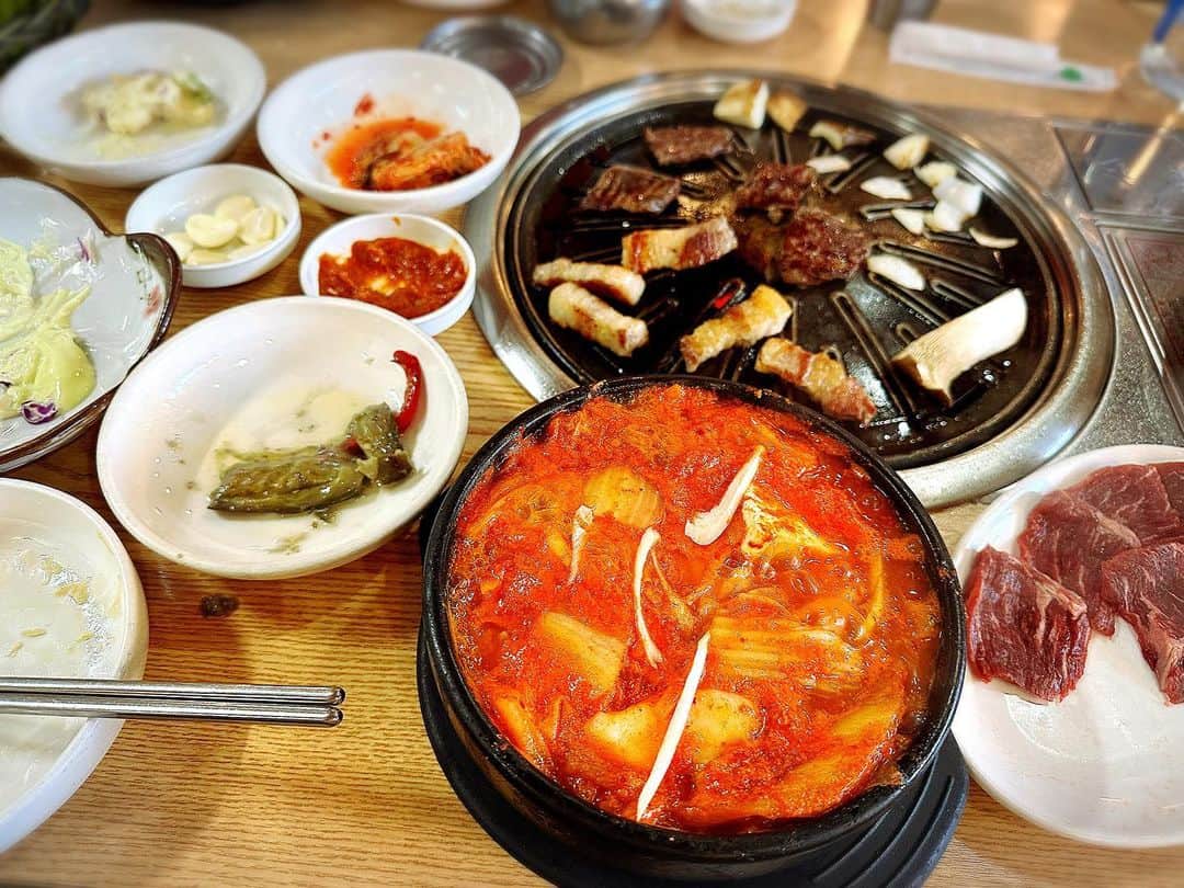 とぎもちさんのインスタグラム写真 - (とぎもちInstagram)「. 【仁川 🇰🇷 인천】  韓国の仁川パラダイスシティの近くにある ファログイ（화로구이）で サムギョプサル&焼き肉🤤🍖  お肉も美味しかったけど ここのキムチチゲがすごい量で 辛さもパンチがあってやばかったww  お餅や豚肉、キムチとにかく全部たっぷり🤣💓  #ファログイ #インチョン #仁川 #韓国 #仁川グルメ #インチョングルメ #韓国グルメ #화로구이 #인천 #인천맛집 #김치찌개맛집 #맛집 #とぎもちファログイ #とぎもちサムギョプサル #とぎもち仁川 #とぎもちキムチチゲ」5月8日 9時42分 - togistagram