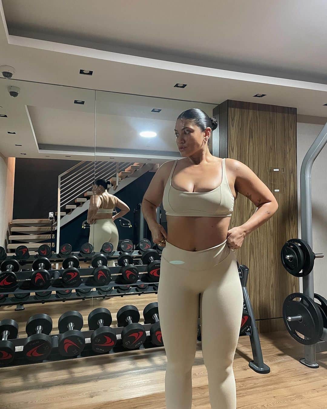 La'Tecia Thomasのインスタグラム：「Ready for Tomorrow’s shoulder day!  Save the is workout🫶 and tag me if you do it!   These are my go to exercises for a shoulder workout. Listen to your body regarding how heavy you lift and how many reps you do. For shoulders, especially anything lateral I don’t like to go to heavy. It’s a small muscle group and I don’t want to have an injury again! When in doubt start light and go for as many reps for that burn! 🔥   1. 4 sets - shoulder press ( I’m aiming to go heavier so 6-8 reps) u can also do this seated if it’s more comfortable for you  2. 4 sets -lateral and front shoulder raises( going lighter so 10-12 reps- note, not to raise the weight past ur ear and try to be be controlled with the movement, avoid swinging)  3. 3 sets -plate raises I go lighter (10-12 reps) this hits my biceps a little too 😉 4. 3 sets servers (lighter weight, 10-12 reps. Keep this controlled and ur elbows lifted, will hit ur biceps aswell 5. 3 sets rear delt high cable row (go with a weight that’s challenging but not too heavy! Aiming for 10-12 reps.) 6. 3 sets rear delt cable Fly ( going lighter weight to aim for 10-12 reps, note on this I when crossing the cables over I try to keep the cross or x in the middle as I go through the movement」
