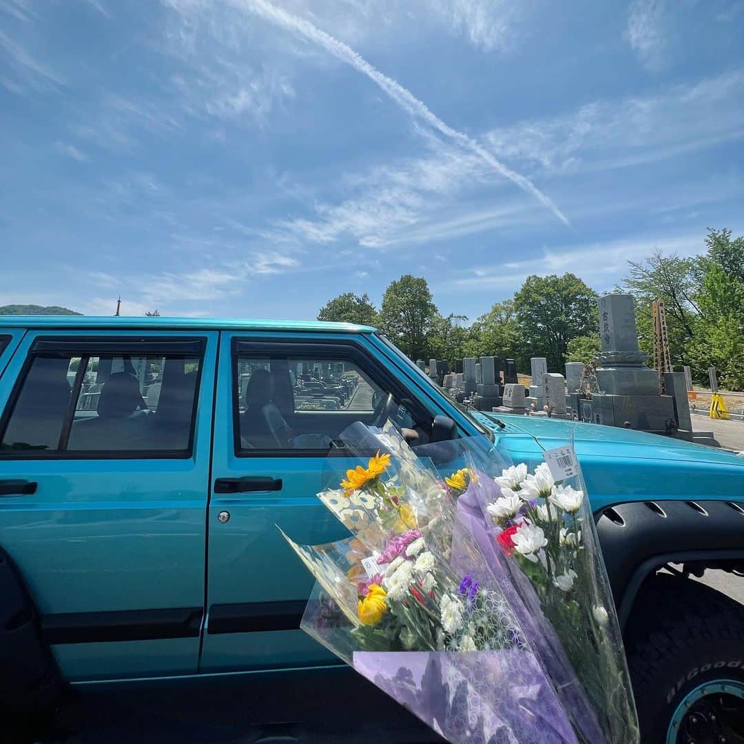 西山茉希さんのインスタグラム写真 - (西山茉希Instagram)「#ボスのチェルチェック🧐  初めての車帰省を叶えられたGW。 行きたい場所を巡る🚙。  両家の守護神様達にご挨拶。 また見守っててね。 『行ってきます！』 1人でも、声出して伝えるよ🫡💐  #jeep #cherokee  #チェル氏 @restreet88   『ジジ、なんかカッコいいよ！』 チビーズがジジを褒める日😂💙  渡せたお誕生日プレゼントは、 翌朝着てくれる喜びで返ってきた🌈🍀🌈  #68歳 @tommyhilfiger   5月、またがんばろっ🏁」5月8日 9時58分 - maki.nshiyama50