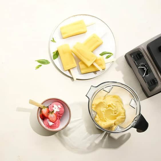 Vitamix Japanさんのインスタグラム写真 - (Vitamix JapanInstagram)「5/9はアイスの日。 暑さを感じるこの時期は、のぼせた身体を冷やしてリフレッシュしたいですよね。 この時期に欠かせない食べ物といえば、子どもから大人まで大好きな『アイスクリーム』。 しかし、市販で買うアイスクリームには裏の栄養成分表示を見ればお分かりいただけますが砂糖や添加物がごろっと。  【アイスクリームを手作りするメリット】 ①添加物フリーでカラダに優しい 市販のアイスクリームは、乳化剤や、安定剤、着色料など添加物が多いですが手作りアイスクリームは添加物ゼロ、食材も自分で選べるので安心して食べることができます。  ②脂質カットできるからカロリーオフ&生活習慣病予防 アイスクリームは乳脂肪分が多く、製品の種類によりますがお茶碗約１杯分のカロリー。 また、アイスクリームの乳脂肪のほとんどは飽和脂肪酸なので、過剰摂取は生活習慣病を招く可能性が。 手作りアイスは、自分で食材を選べて、冷凍フルーツやヨーグルト、ナッツなど自然派な低脂質アイスクリームを作れてダイエット中でも安心して食べれます。  ③アイス代が節約できる 手軽に買える市販のアイスクリームは安価なものが多いですが、アイスを食べる頻度が増えるこの時期は、長い目で見ると意外とお金が。。。 アイスを手作りすることで一回に多くの量を作ることができるので、家族みんなアイスが大好きなら手作りの方が断然お得に。  バイタミックスなら添加物フリーかつ高級店の舌触りのような手作りアイスが作れます。 秘密は、付属品の″タンパー”という棒。この棒で食材をバイタミックスの刃に押し当てることで滑らかなジェラート状のアイスクリームが完成。 強力なパワーで硬いナッツやロックアイスも砕けるので食材を自由に選んで身体に優しいアイスクリームが完成します♪  アイスの原材料も自分で選べて、節約にもなる。 お子さまの夏休みにぴったり。家族みんなでヘルシーに楽しんでみては？  ☑️詳しくはプロフィールのURLをチェック @vitamix_japan  #vitamix #バイタミックス #バイタミックスレシピ #スムージー生活 #オーガニック #ヘルシーレシピ #おうち家電 #高級家電　#キッチン家電 #スムージー #ホールフード #スーパーフード #健康 #健康食 #プラントベース #デザイン家電 #調理家電 #生活家電 #おしゃれ家電 #おうち時間 #健康習慣 #栄養補給 #丁寧な生活 #丁寧な暮らし #暮らしの風景 #世界1000万台の販売実績 #買ってよかった家電」5月8日 9時52分 - vitamix_japan