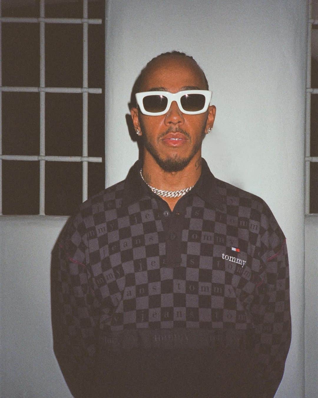 Tommy Hilfigerのインスタグラム：「Step into the world of #TommyHilfiger and #GQ as @LewisHamilton hosts a night of grandeur at Mykonos House, Miami. An evening to remember celebrating the launch of #TommyxMercedesAMGF1xAwakeNY  Film shot by @Jockograves」