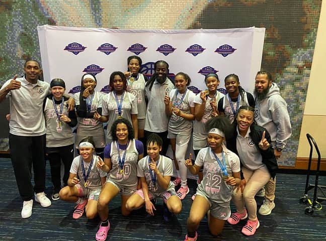 ルイス・ウィリアムスのインスタグラム：「Needed this therapy this weekend. Great job ladies 💪🏾💪🏾💪🏾💪🏾 @team_elite2728  And Team elite 8th grade」