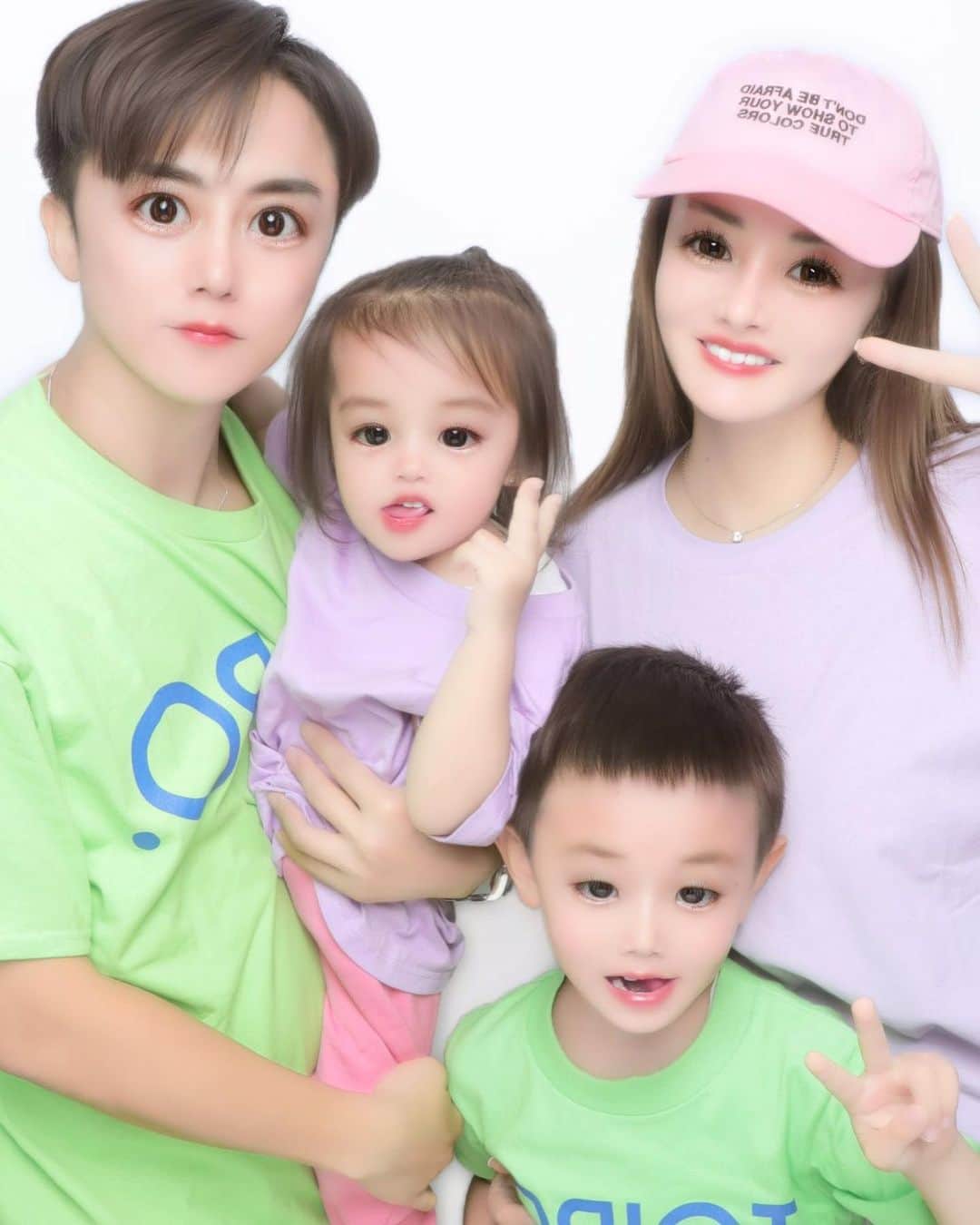 福王寺彩野のインスタグラム：「家族全員TOIRO.Tシャツ着てこどもの日🎏 記念にプリクラ撮りました📸  思い出🫶 だけど 誰すぎて😂😂😂  パパはどうにかフィルターが外れないかと試行錯誤してた（４枚目）けど結局また戻るという🙃  #こどもの日 #プリクラ #familyphoto #toiro」