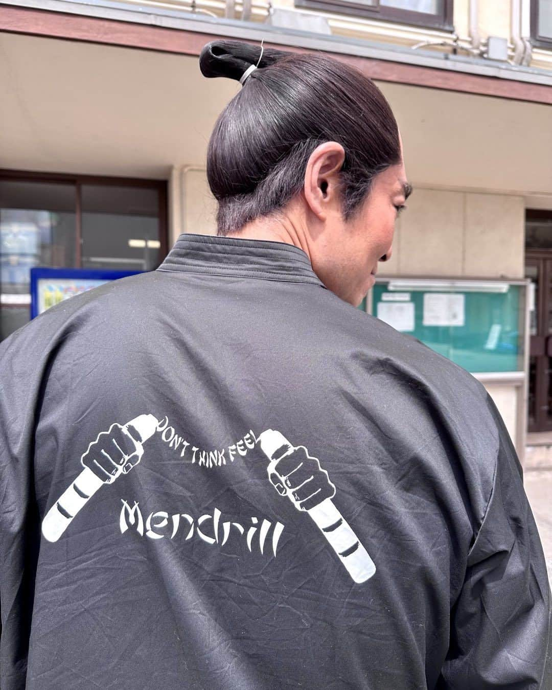 高嶋政宏のインスタグラム：「時代劇に Mendrill。 #masahirotakashima #髙嶋政宏　#mendrill #井嶋一雄　#長い付き合いです。　#日本のどこか　#japan」