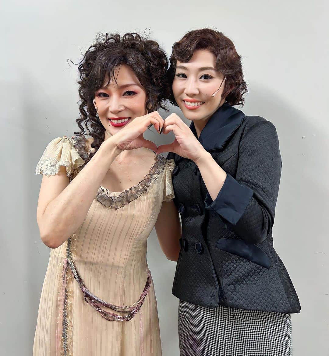 笠松はるのインスタグラム：「🐕🐩🪣🧹  丸美屋食品ミュージカル『アニー』 本日東京千穐楽です！ 皆で無事にこの日を迎えられて嬉しい！  12:00開演にてお待ちしております☺️  写真はいつも仲良くしてもらってるハニガン役のマルシアさんと♡   #アニー #annie #アニー2023 #笠松はる #グレース #ミュージカル #俳優 #女優 #歌手」