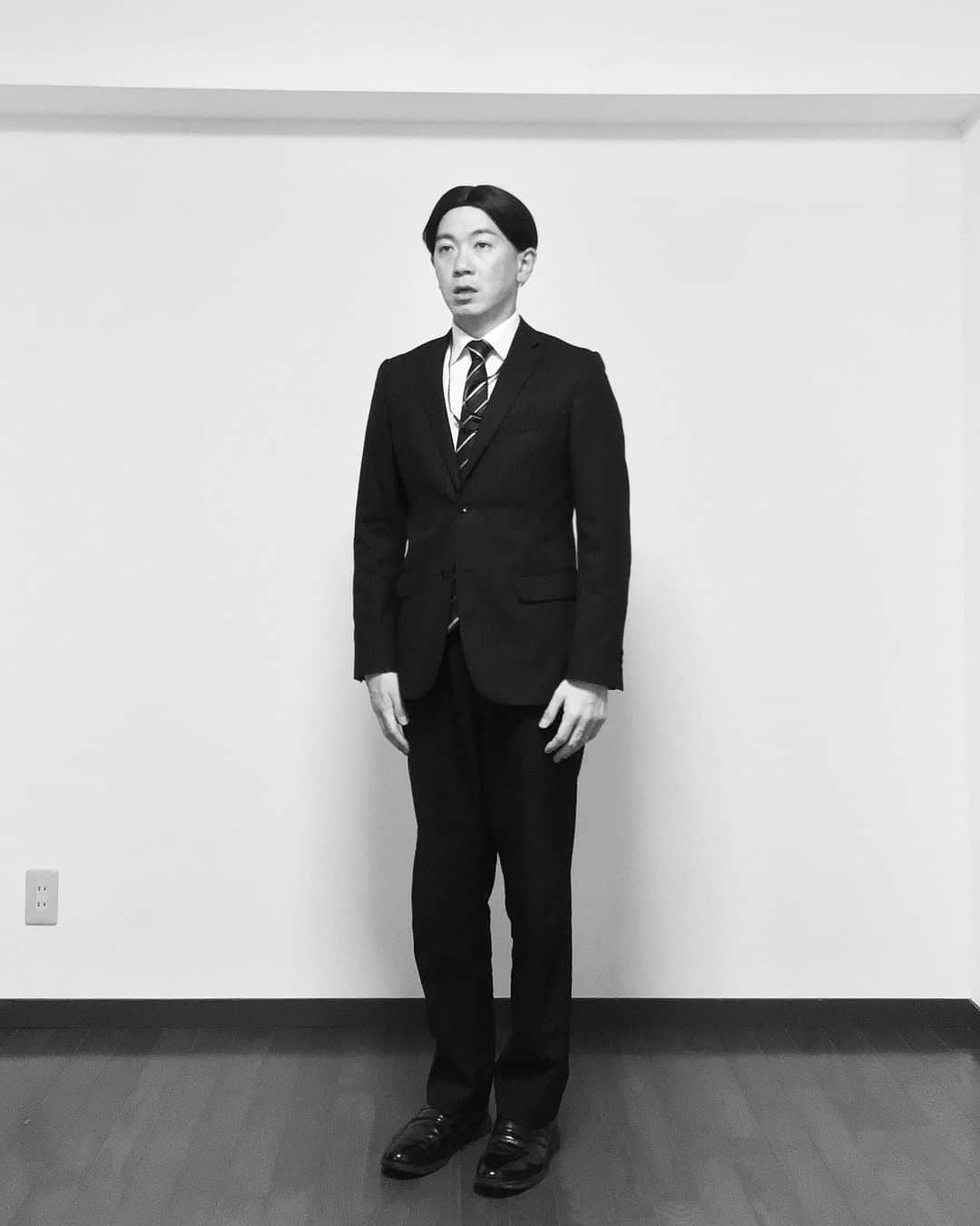 中西亮太さんのインスタグラム写真 - (中西亮太Instagram)「【今日の一変化】 GW明けに会社いなくなってるやつ。 #退職  #退職代行  #入社初日にTikTok撮らされた時点で決めてた  #体育会のノリしんどいねん  #引くぐらい酒飲むやん #筋肉舐めダルマ連中すぐ脱ぐやん  #あれ何がおもろいねん  #からの〜とかもうええねん  #そんなんじゃどこ行っても通用しない  #お前の出身大学からは今後採用しないからな  #知らんがな  #口臭いねん  #サラリーマン  #新社会人  #頑張ろう  #俺も頑張る  #ありがとう  #今日の一変化」5月8日 10時11分 - ichihenge