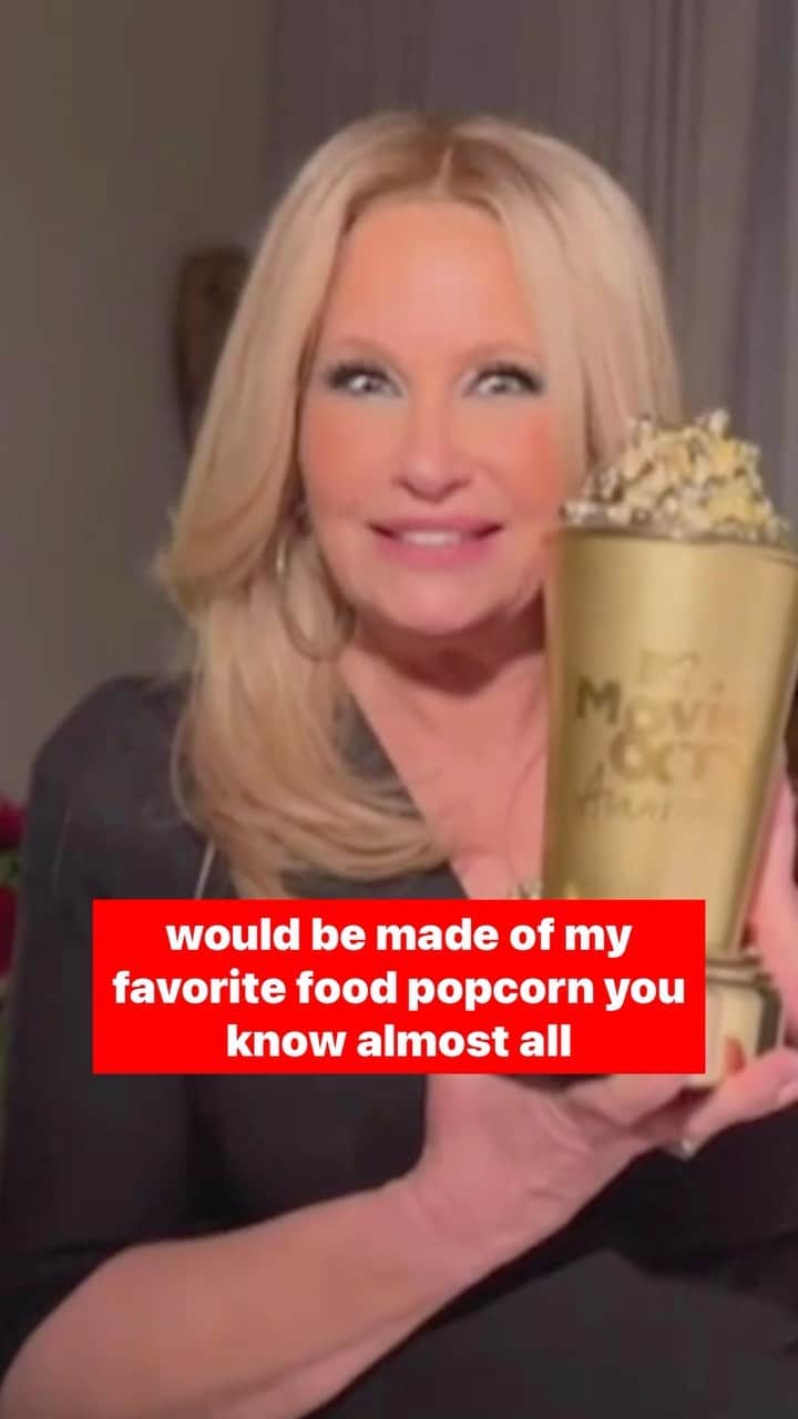 ハリウッド・リポーターのインスタグラム：「“The play is the thing…it’s everything” - #JenniferCoolidge stands with the WGA during her #MTVAwards acceptance speech for the comedic genius award」