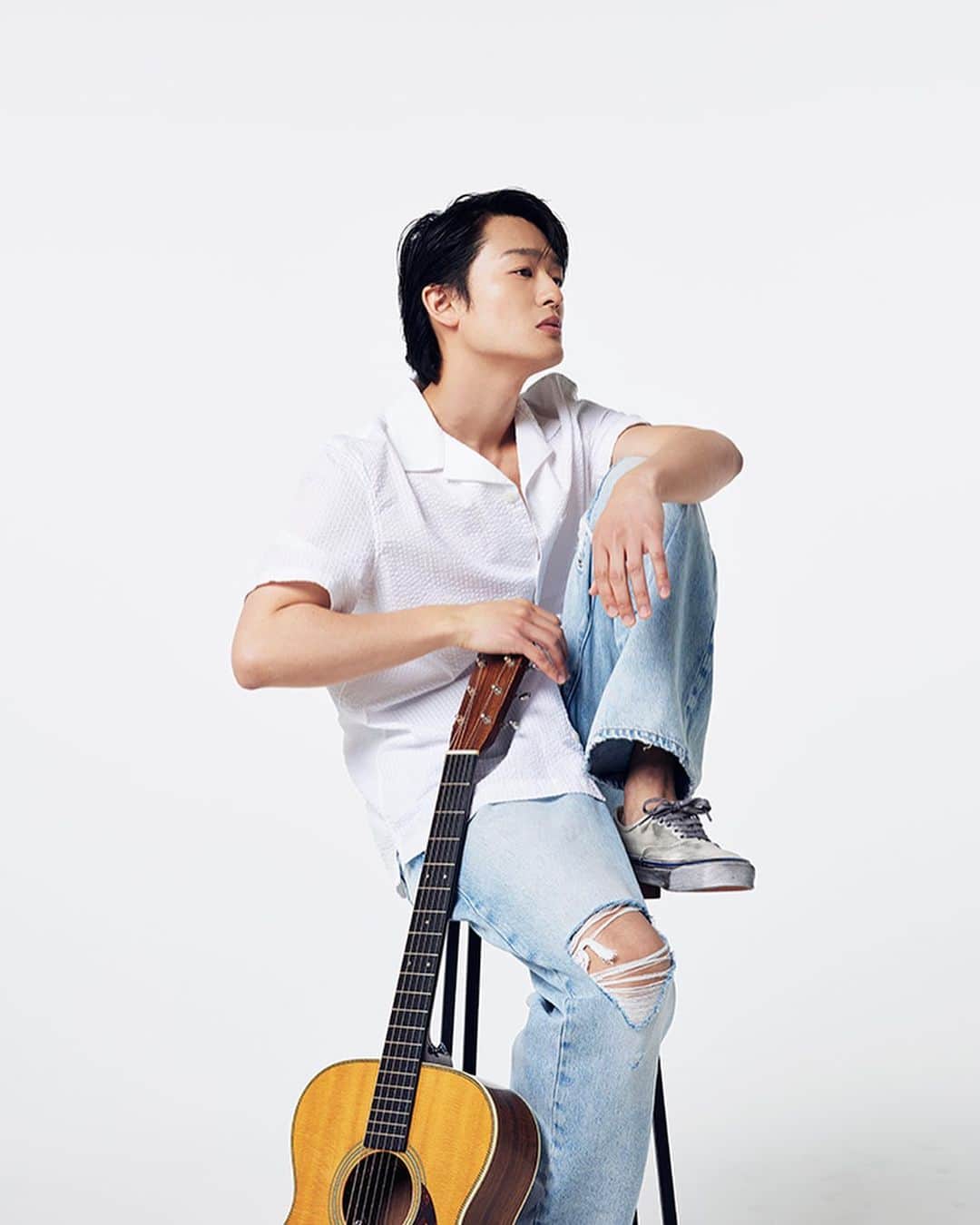 尾崎裕哉のインスタグラム：「ギャップジャパン @gap_jp とMastered @masteredjp のタイアップ企画に参加させて頂きました！子供の頃から馴染みのあるブランドに関われて光栄です。ちなみにギャップのジーンズ最高👖今めっちゃ種類あるのね。  I’ve always been a GAP kid and GAP guy ;) what a honor to be part of the brand! They have the best jeans imo 👖  📷 @zenharu_tanakamaru  👕 Hisataka Takezaki 💇🏻💄 @n_ohgimoto」