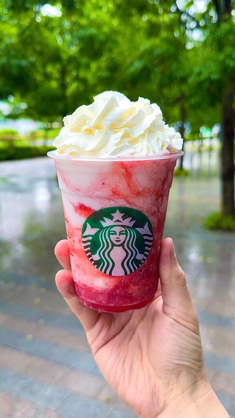 のインスタグラム：「🍓スタバ新作のストロベリーフラペチーノ🍓 ㅤㅤㅤㅤㅤㅤㅤㅤㅤㅤㅤㅤㅤ 全国のスタバで5/10(水)から発売の 「スターバックスストロベリーフラペチーノ」680円 ㅤㅤㅤㅤㅤㅤㅤㅤㅤㅤㅤㅤㅤ ストロベリーソースの甘酸っぱい果実感にミルクのコクが混ざり合う、見た目も味わいも鮮やかなフラペチーノ！ ㅤㅤㅤㅤㅤㅤㅤㅤㅤㅤㅤㅤㅤ 本日5/8(月)からスマホ公式アプリからのモバイルオーダー限定で先行でこの新作フラペを注文することができます！ ㅤㅤㅤㅤㅤㅤㅤㅤㅤㅤㅤㅤㅤ 前回のメロンが果肉たっぷりだったから、いちごも同じくらいを期待してたけど、これは単にいちごソースを混ぜてるだけで果肉感はほとんど感じられなかったのが残念🥹🥹 ㅤㅤㅤㅤㅤㅤㅤㅤㅤㅤㅤㅤㅤ でも甘酸っぱいストロベリーソースにベースのミルク、スタバ定番のもりもりホイップクリームの組み合わせは、甘めのいちごミルクって感じで味は普通においしかった！ ㅤㅤㅤㅤㅤㅤㅤㅤㅤㅤㅤㅤㅤ ちなみに店員さんによると、  ①チョコソース追加(無料) ②チョコチップ追加(+55円)  ㅤㅤㅤㅤㅤㅤㅤㅤㅤㅤㅤㅤㅤでカスタム注文すると、お菓子のアポロチョコ風の味になるらしいからチョコ好きな人はぜひ試してみて🍫🍓  おすすめ！！ ㅤㅤㅤㅤㅤㅤㅤㅤㅤㅤㅤㅤㅤ #スタバ #スタバ新作 #いちご #ストロベリーフラペチーノ  #starbucks #starbucksjapan #instafood  ㅤㅤㅤㅤㅤㅤㅤㅤㅤㅤㅤㅤㅤ #フラペチーノ #スターバックス #東京カフェ #東京グルメ #大阪グルメ #大阪カフェ #カフェ巡り #コーヒー #スターバックス #スターバックスストロベリーフラペチーノ」