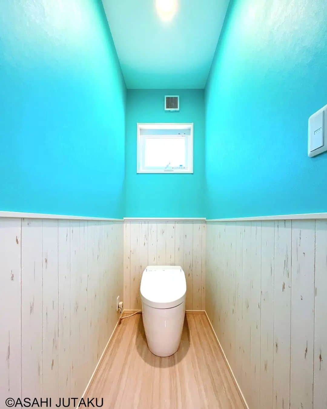 朝日住宅株式会社さんのインスタグラム写真 - (朝日住宅株式会社Instagram)「《トイレ》　 上下でクロスを貼り分けた、ツートンカラーのトイレ空間。 5月晴れの様な青色が爽やかな印象になりました。  ✜✜✜✜✜✜✜✜✜✜✜✜✜✜✜✜✜✜✜✜✜✜✜✜　　　　　　　　　　　　　　　　施工例をもっと見たい方は こちら⇒ @asahijutaku　　　　　　　　　　　　　　　　　　　　　　　　　　　　　　浜松笠井展示場ご見学希望の方は こちら⇒ @asahijutaku.hamamatsu　　　　　　　　　　　　　　　　　　　　　✜✜✜✜✜✜✜✜✜✜✜✜✜✜✜✜✜✜✜✜✜✜✜✜  #トイレ #貼り分けクロス実例 #ツートンカラー #朝日住宅 #住宅　#住宅デザイン　#インテリア　#マイホーム #マイホーム計画 #家づくり #おうち時間 #こだわりの家 #施工例 #新築 #一戸建て #注文住宅 #自由設計 #規格住宅 #高気密高断熱 #免疫住宅 #全館空調 #丁寧な暮らし #静岡県西部　#静岡県西部注文住宅 #磐田市 #磐田市住宅会社 #磐田市注文住宅 #浜松市 #浜松市住宅展示場 #浜松市モデルハウス」5月8日 10時25分 - asahijutaku