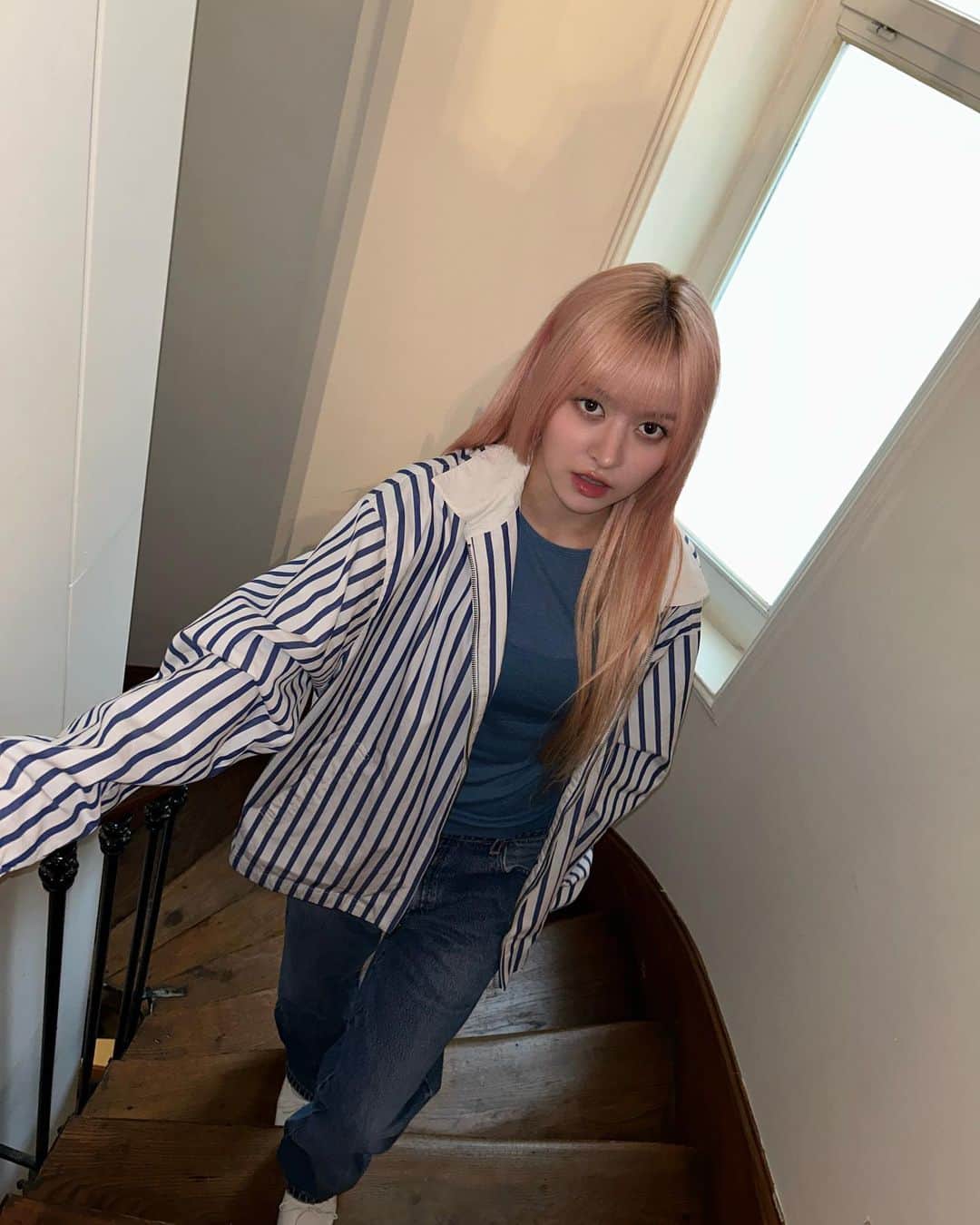 NMIXXさんのインスタグラム写真 - (NMIXXInstagram)「In a random Paris hallway #MIXXPEDIA #PICK_PARIS #NMIXX #엔믹스 #LILY #릴리」5月8日 10時39分 - nmixx_official