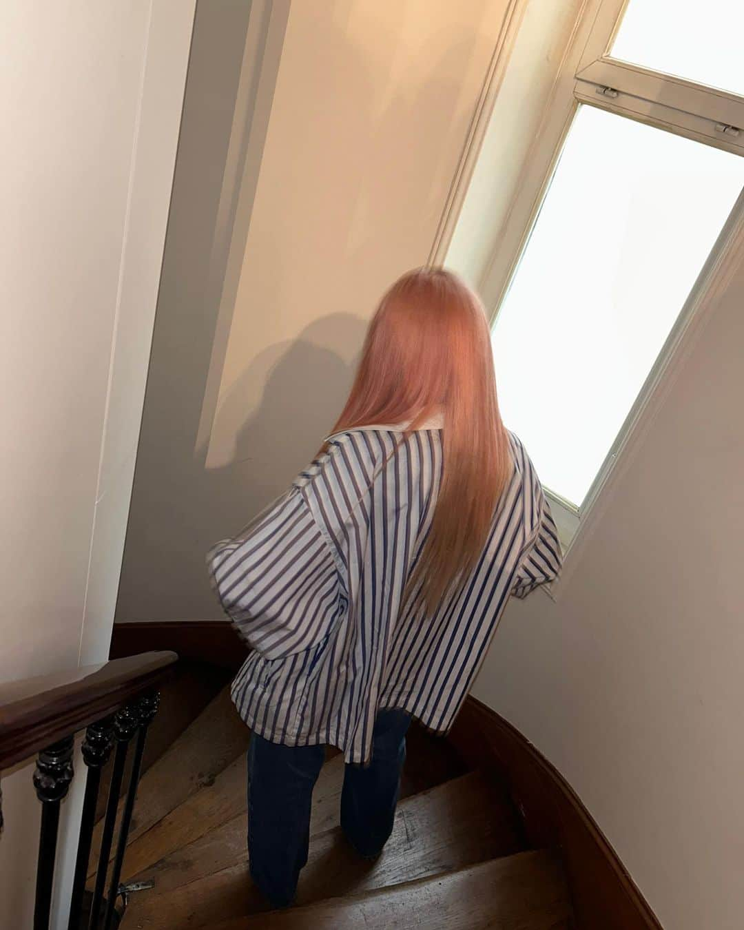 NMIXXさんのインスタグラム写真 - (NMIXXInstagram)「In a random Paris hallway #MIXXPEDIA #PICK_PARIS #NMIXX #엔믹스 #LILY #릴리」5月8日 10時39分 - nmixx_official