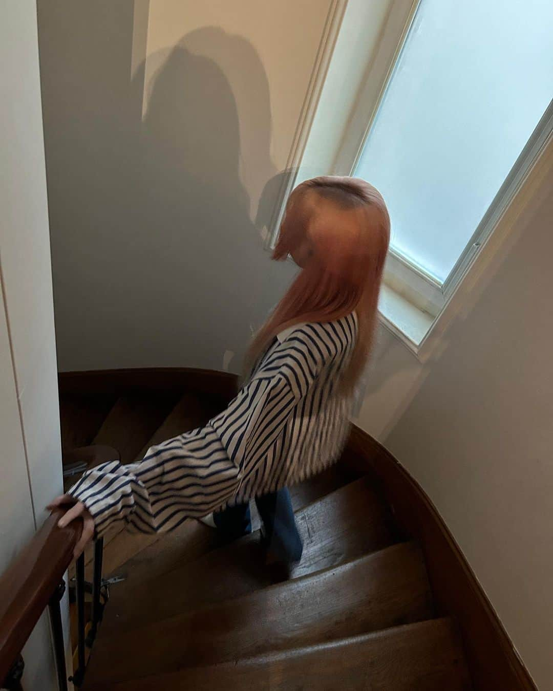 NMIXXさんのインスタグラム写真 - (NMIXXInstagram)「In a random Paris hallway #MIXXPEDIA #PICK_PARIS #NMIXX #엔믹스 #LILY #릴리」5月8日 10時39分 - nmixx_official