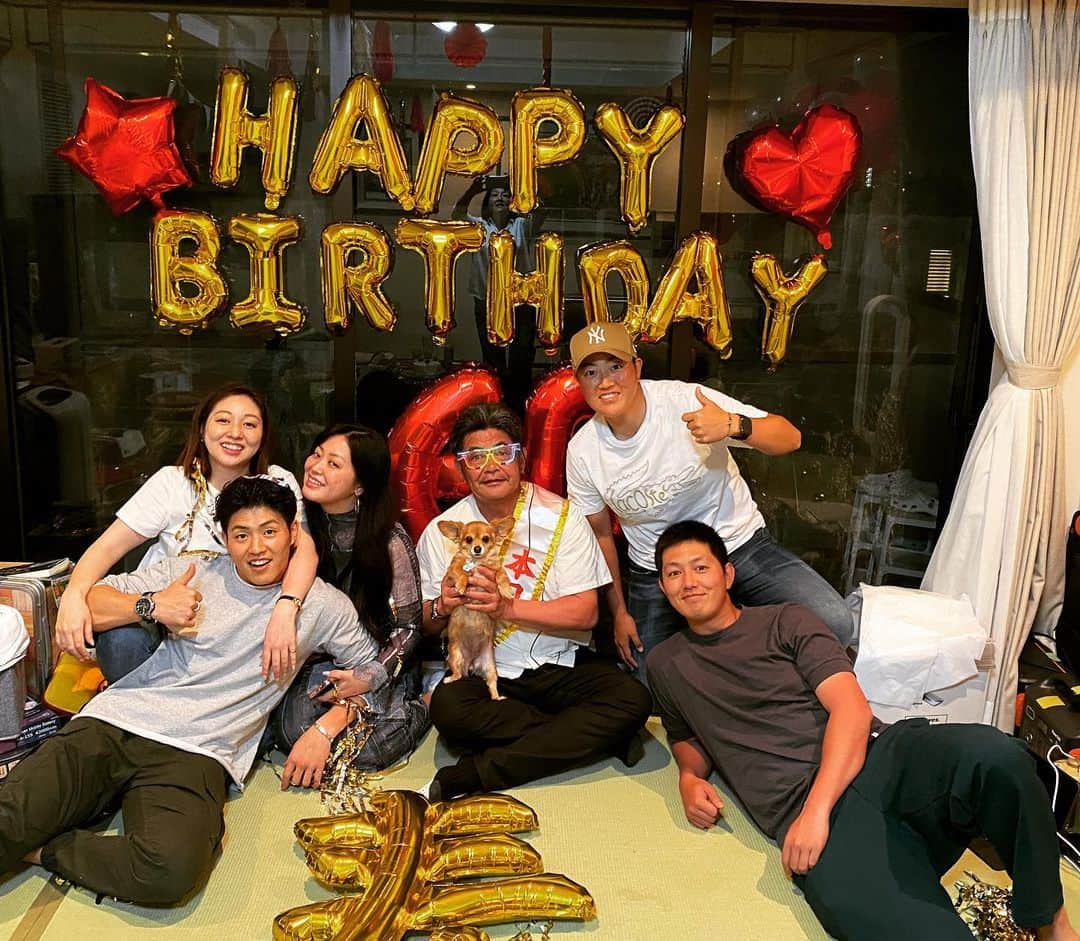工藤遥加のインスタグラム：「5月5日 父の60回目の誕生日でした。  やりたいこと 一緒になってやってくれる父。  最近はキャンプに農業、釣り DIYに興味をもち積極的に取り組む父。  家族全員が望むのは あなたの健康ただ一つです。  還暦おめでとう㊗️  #工藤公康 #還暦  #みんな大人になりましたが #家族の行事は #絶対集まる #プレゼントも渡せて #親孝行少しできたかな」