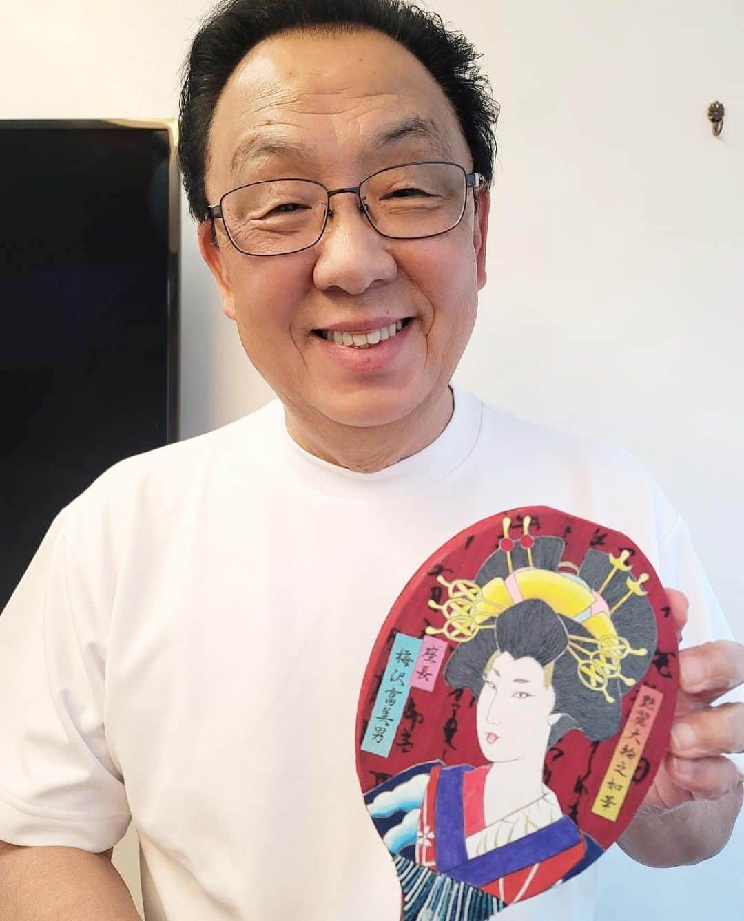 梅沢富美男さんのインスタグラム写真 - (梅沢富美男Instagram)「こんなに素敵な手作りの鏡を頂きました。 箱も素晴らしいイラスト入り！ メイクのときに使うのが持ったいないくらいです。 本当にありがとうございます！  #メイク道具 #手鏡 #手作り」5月8日 10時44分 - tomioumezawa