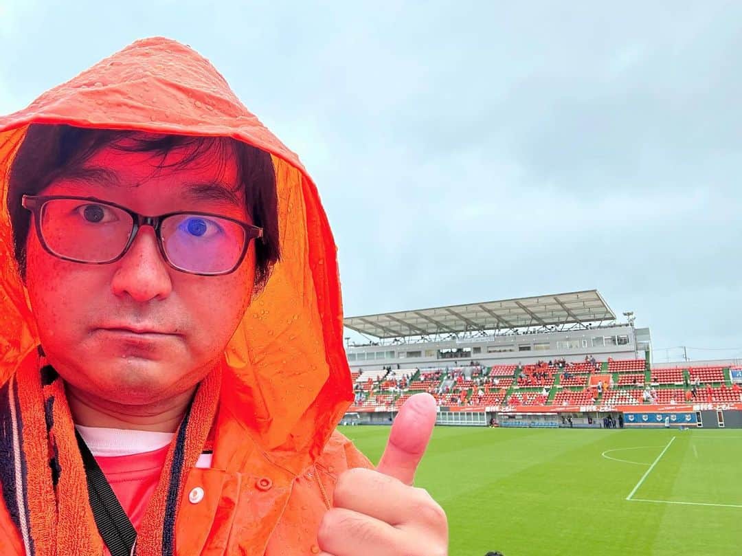 のインスタグラム：「大宮アルディージャ、徳島ヴォルティスに完敗です。これで6連敗。雨が身に沁みます…。明日晴れますように。  #大宮アルディージャ #ardija #大宮_徳島  #nack5スタジアム大宮  #Jリーグ #J2 #サッカー観戦  #小石田純一 #お笑い芸人 #ものまね芸人 #大宮アルディージャサポーター」
