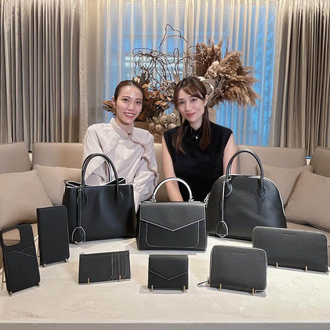 のインスタグラム：「@bonaventura.official   ボナベンチュラのYouTube✨ 新しい動画が配信されてます😊  レアなエッジペイントシリーズは 、男女共に人気のあるシリーズ！ ホワイトのラインが際立っていて モダンな印象もありますよね🖤  小物も充実しているので、 今週末の母の日のギフトや 父の日のギフトにもオススメです💞」
