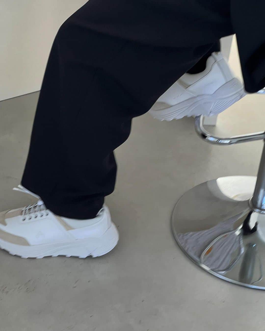 中村真里さんのインスタグラム写真 - (中村真里Instagram)「⁡ この前の撮影の前に私服撮ってもろた✌︎ NEWスニーカー @oao_footwear  展示会にお邪魔した時から楽しみにしてやつ😚 ⁡ “月”から着想した独特なカッティングとスエードの素材感が可愛くて、ゴムのデザインもおかわ。 ⁡ 足を包み込む不思議な、もちっとした素材はNASA開発の低反発ウレタンフォームなんだと。 アッパーは廃棄されるレザーの残反とリサイクル素材を組み合わせたスプリットレザー◎という拘り満載の一足。 ⁡ そして自然と前に進ませてくれるVibramソールに毎回感動してるw ⁡ 私が履いてるのはMONA (White)🩶 モノトーンに合わせやすくてこれにして正解🫶🏻 ⁡ #oaofootwear#mona」5月8日 12時05分 - _marinakamura_