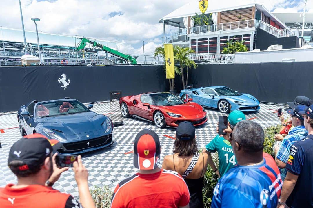 Ferrari USAのインスタグラム：「A glamorous and exhilarating weekend at the Miami Grand Prix. Welcome to #CasaFerrari. 🏎️🔥⁣ ⁣ #Ferrari #MiamiGrandPrix #ScuderiaFerrari @Maluma #FerrariRomaSpider」