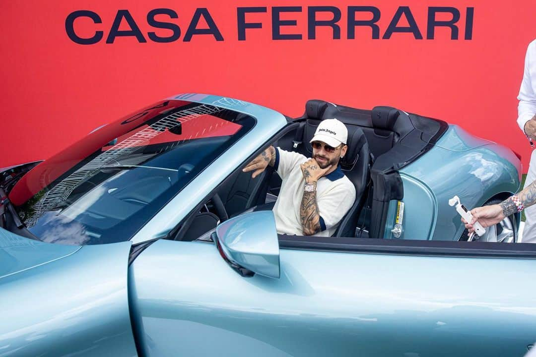 Ferrari USAさんのインスタグラム写真 - (Ferrari USAInstagram)「A glamorous and exhilarating weekend at the Miami Grand Prix. Welcome to #CasaFerrari. 🏎️🔥⁣ ⁣ #Ferrari #MiamiGrandPrix #ScuderiaFerrari @Maluma #FerrariRomaSpider」5月8日 10時57分 - ferrariusa