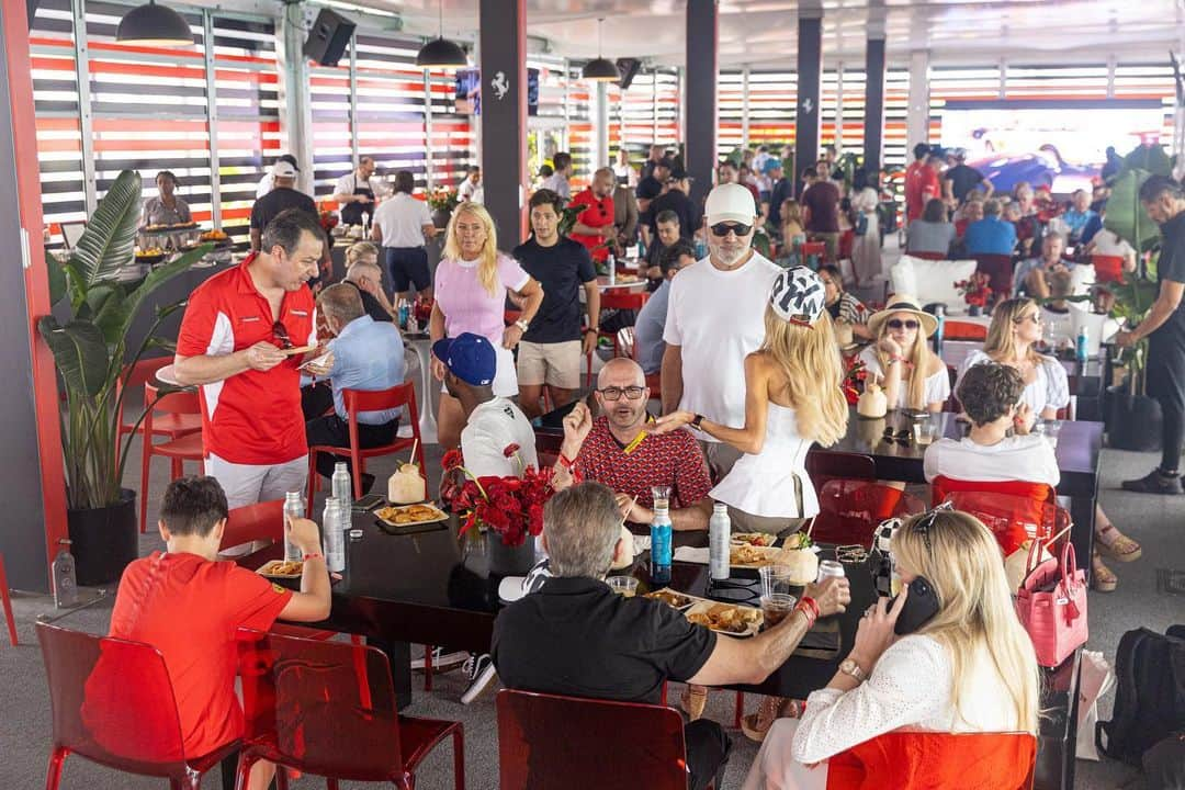 Ferrari USAさんのインスタグラム写真 - (Ferrari USAInstagram)「A glamorous and exhilarating weekend at the Miami Grand Prix. Welcome to #CasaFerrari. 🏎️🔥⁣ ⁣ #Ferrari #MiamiGrandPrix #ScuderiaFerrari @Maluma #FerrariRomaSpider」5月8日 10時57分 - ferrariusa